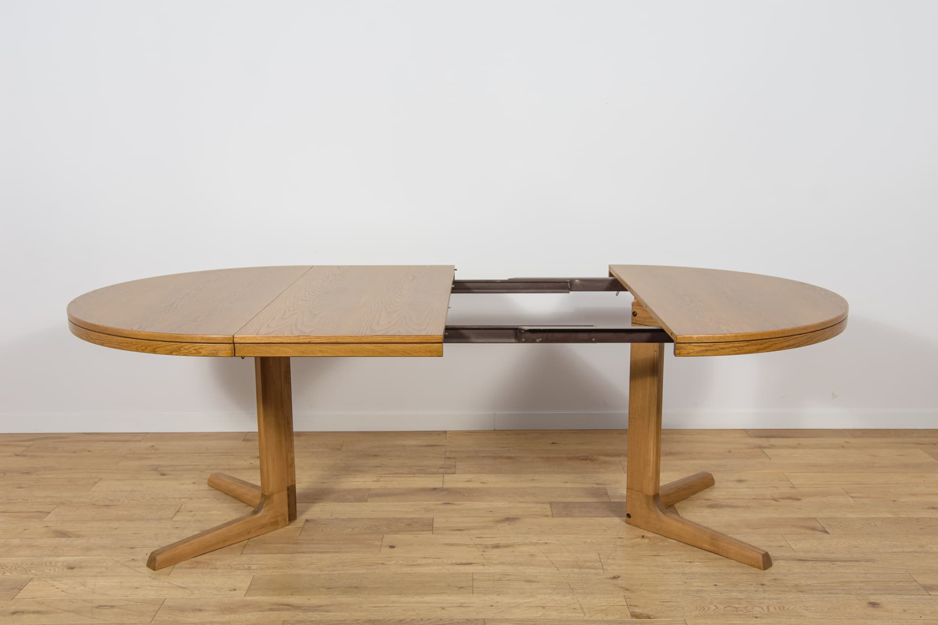 Round Extendable Table, brown oak, Farstrup Møbler, Denmark, 1970s. - 350196