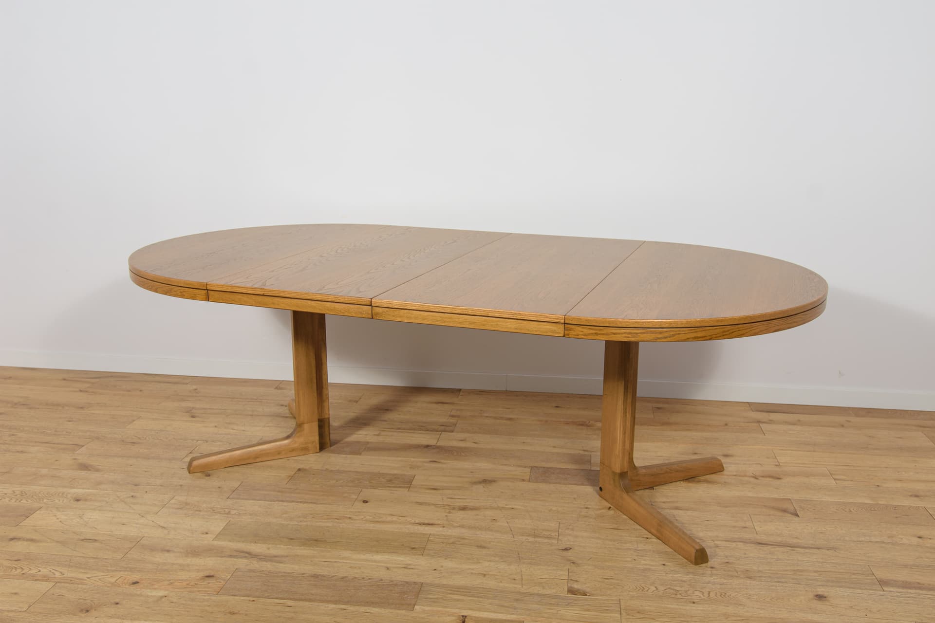 Round Extendable Table, brown oak, Farstrup Møbler, Denmark, 1970s. - 350199