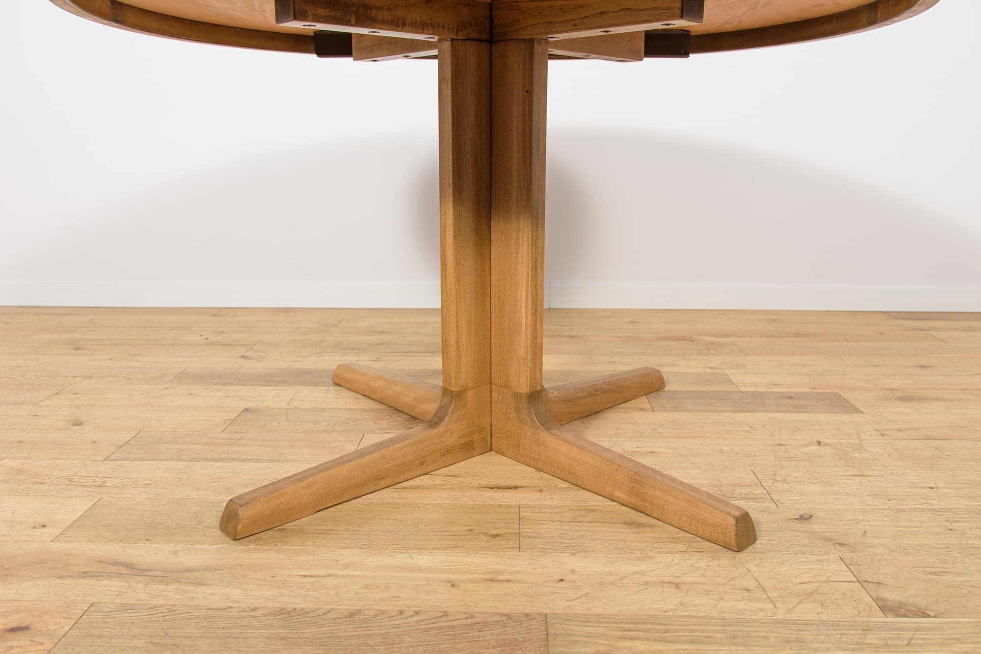 Round Extendable Table, brown oak, Farstrup Møbler, Denmark, 1970s. - 350201