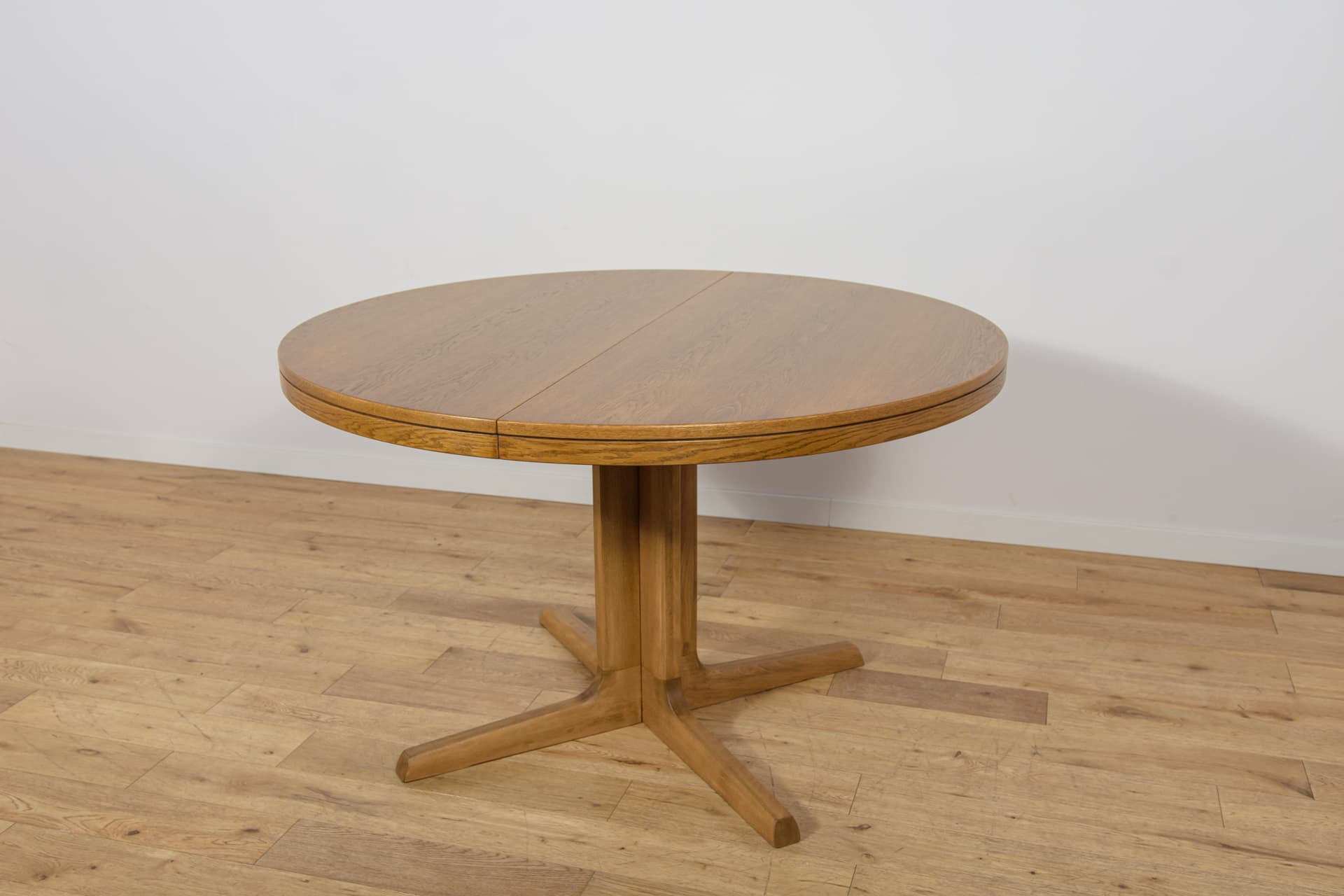 Round Extendable Table, brown oak, Farstrup Møbler, Denmark, 1970s. - 350194