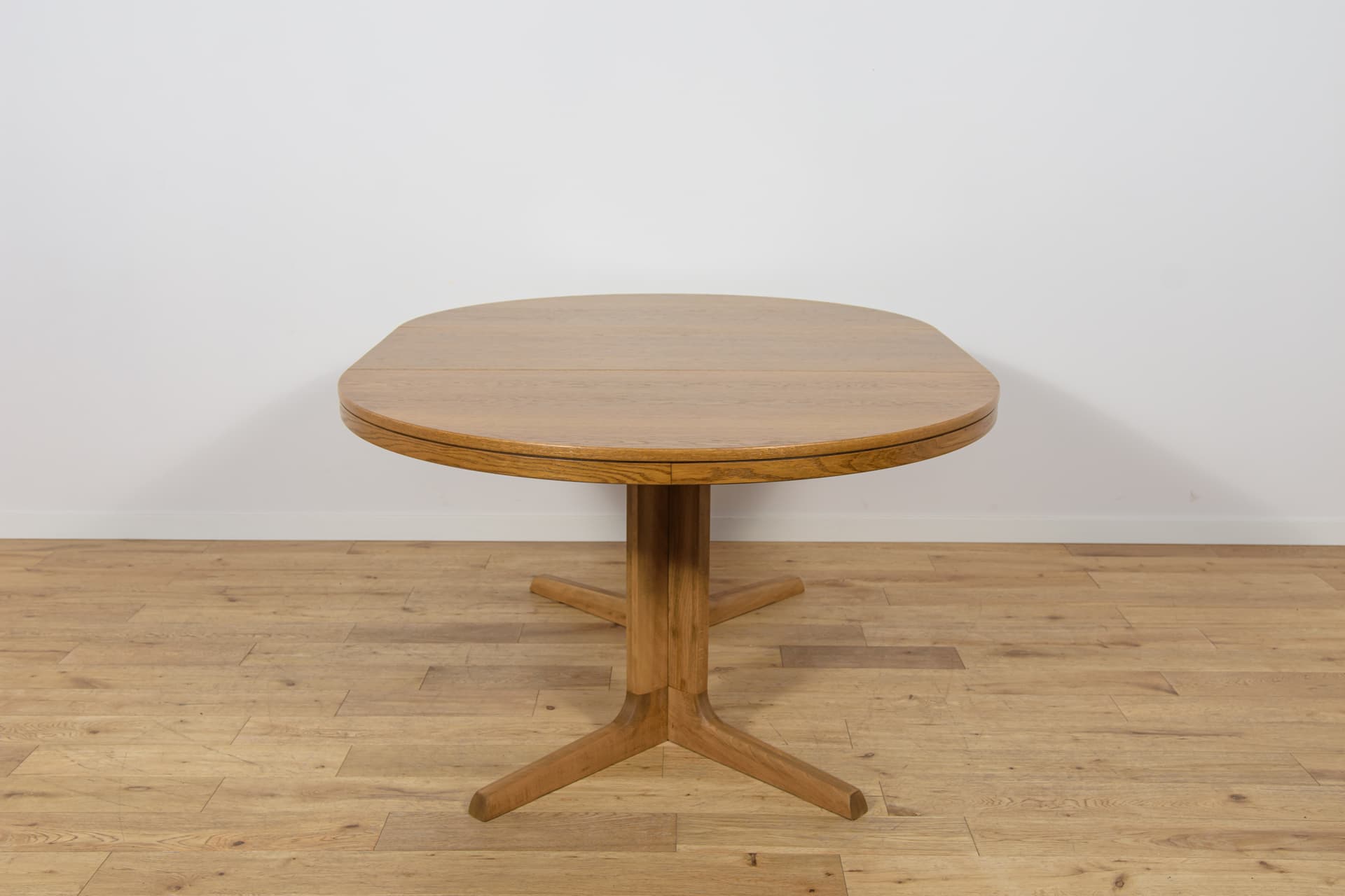 Round Extendable Table, brown oak, Farstrup Møbler, Denmark, 1970s. - 350200