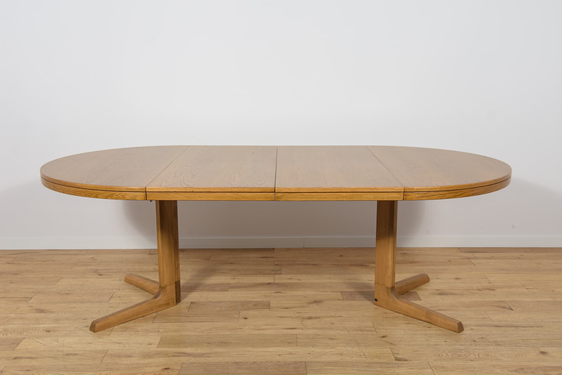 Round Extendable Table, brown oak, Farstrup Møbler, Denmark, 1970s. - 350197