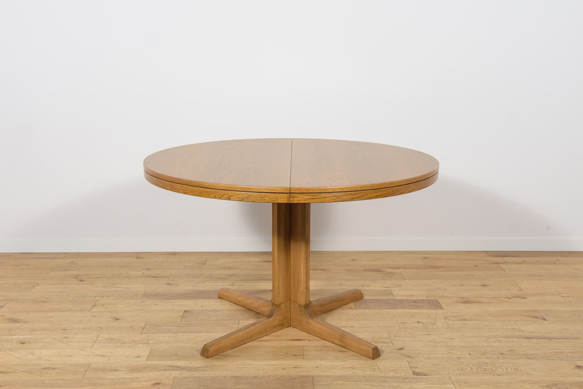 Round Extendable Table, brown oak, Farstrup Møbler, Denmark, 1970s. - 350191