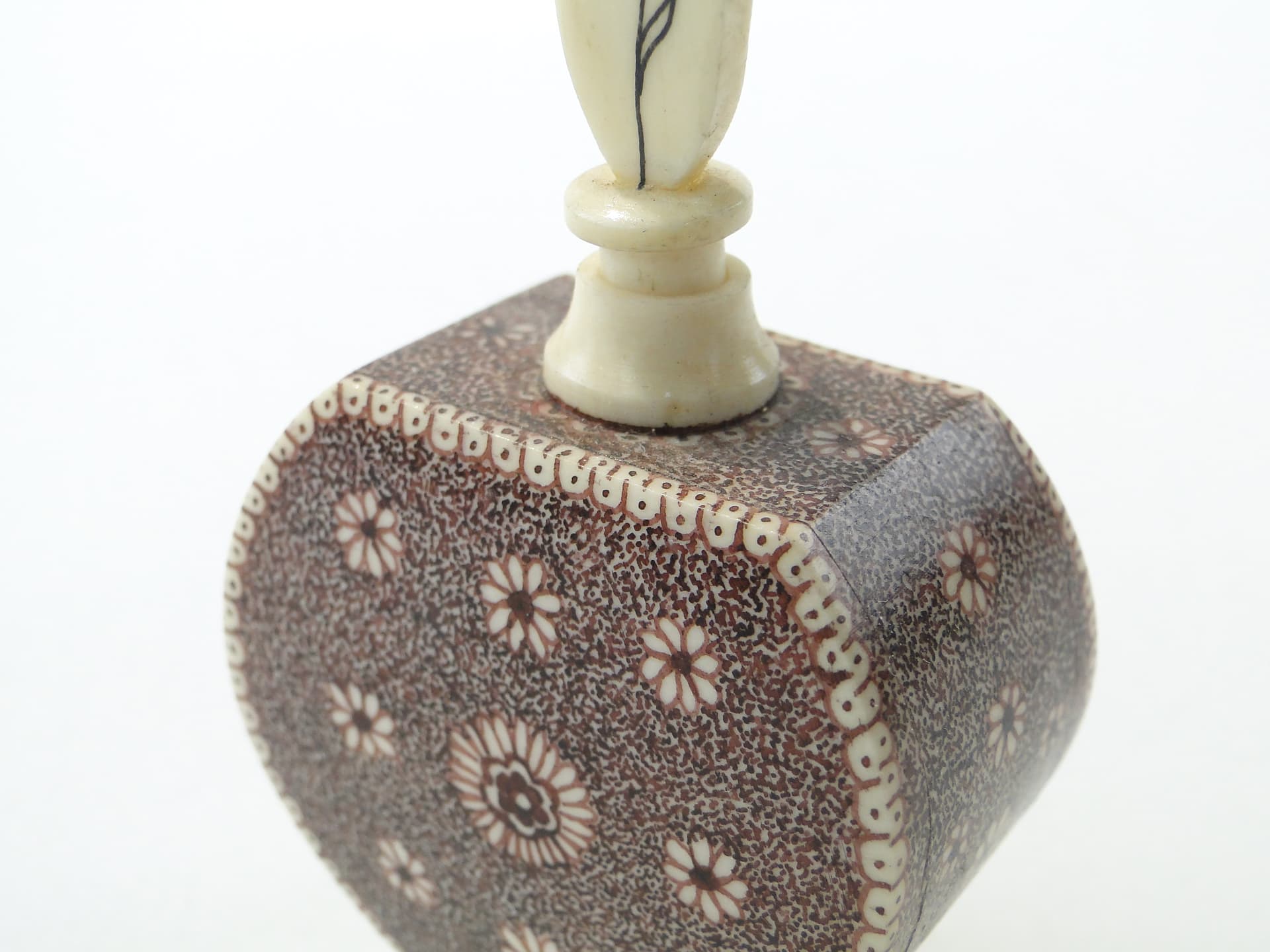 Perfume Bottle Attar, beige brown, bone henna, India, early 20th c. - 350207