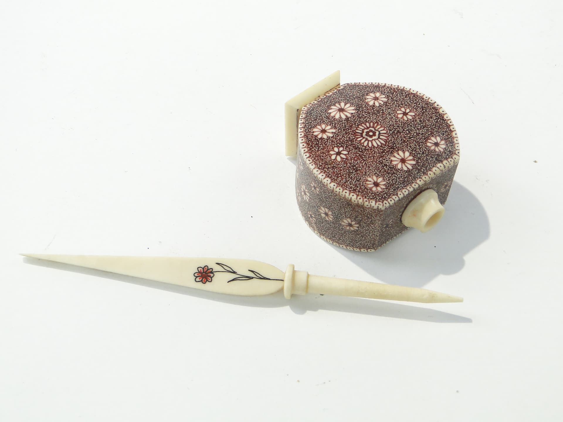 Perfume Bottle Attar, beige brown, bone henna, India, early 20th c. - 350211