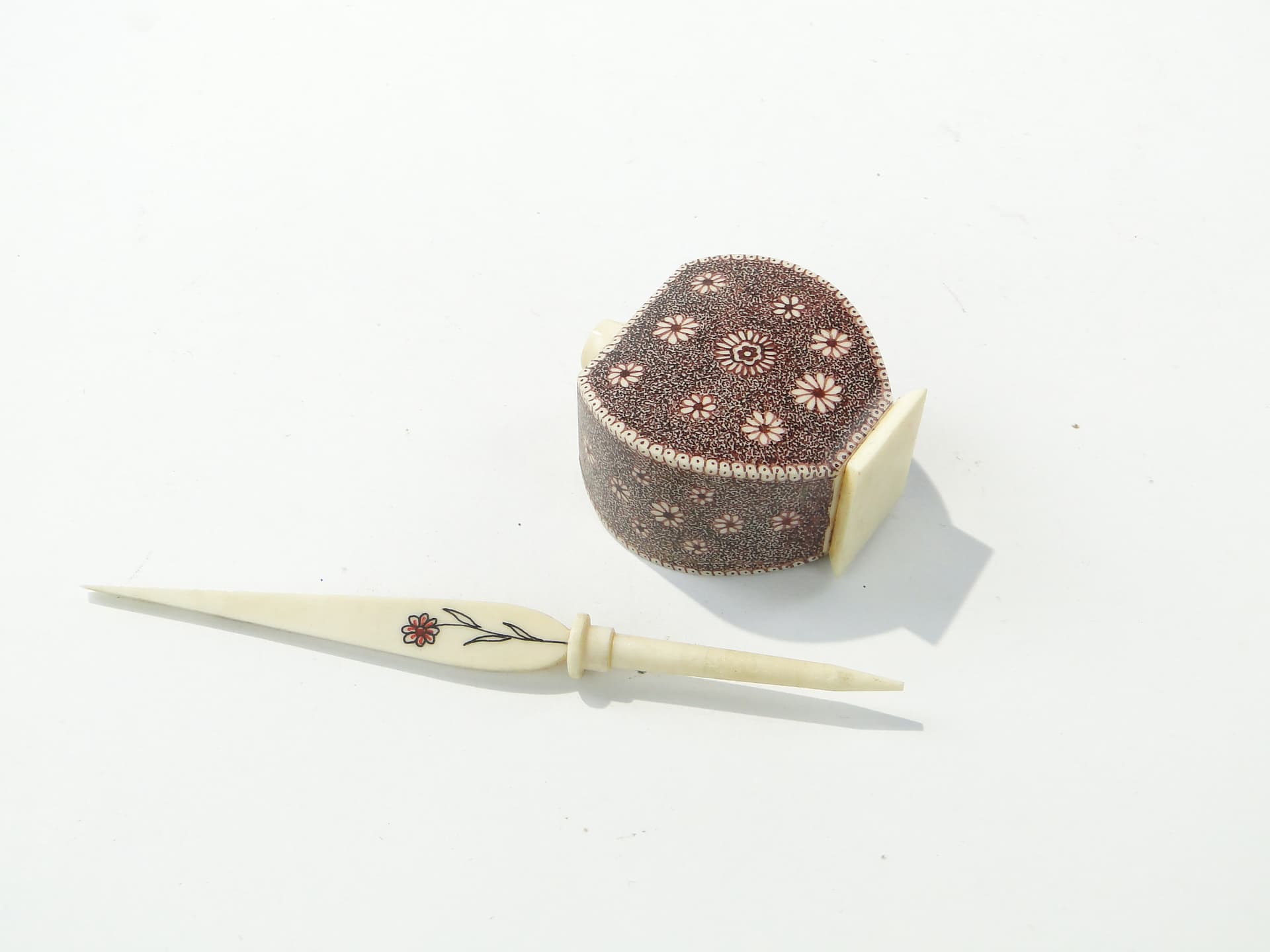 Perfume Bottle Attar, beige brown, bone henna, India, early 20th c. - 350212