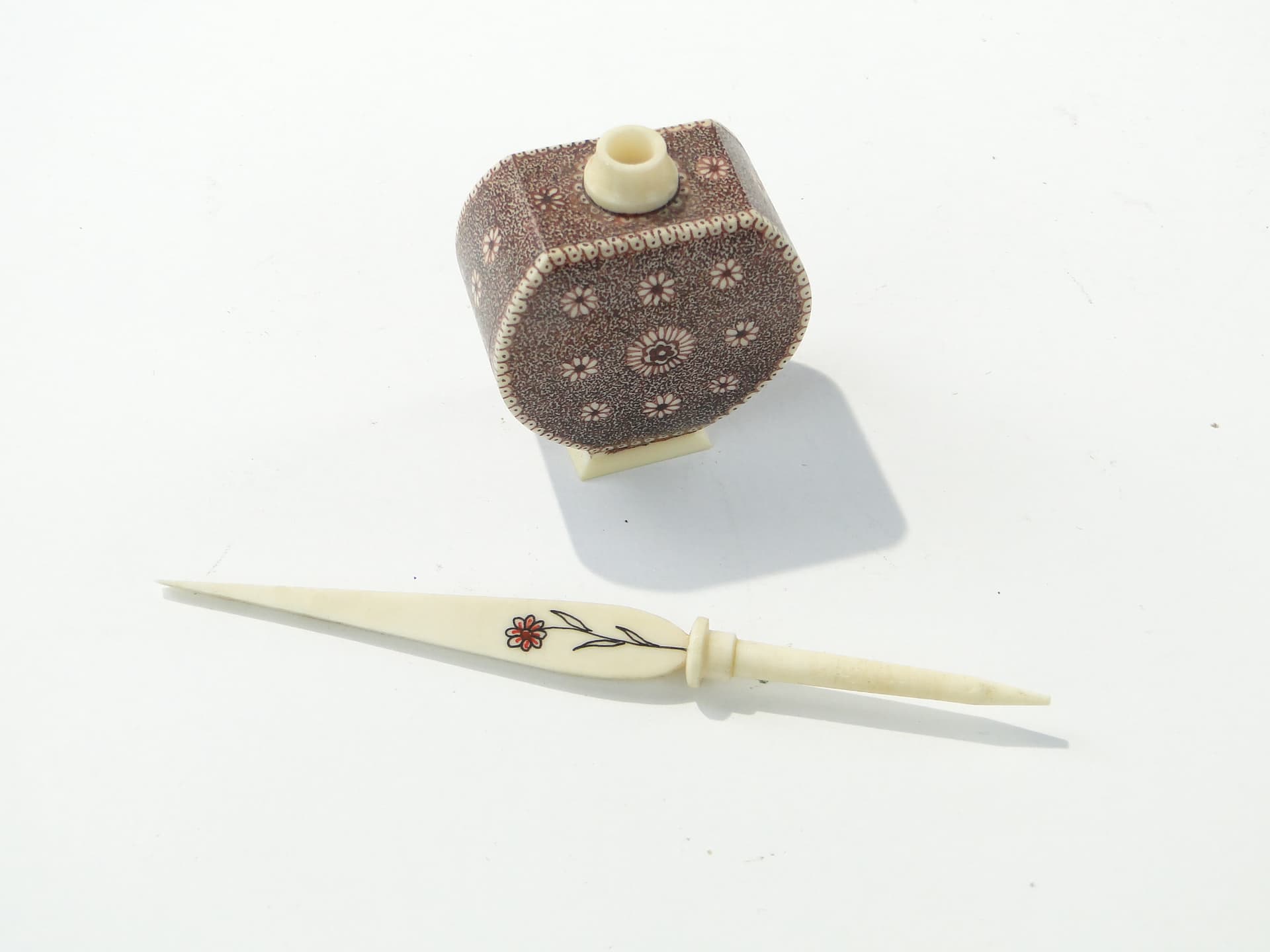 Perfume Bottle Attar, beige brown, bone henna, India, early 20th c. - 350209