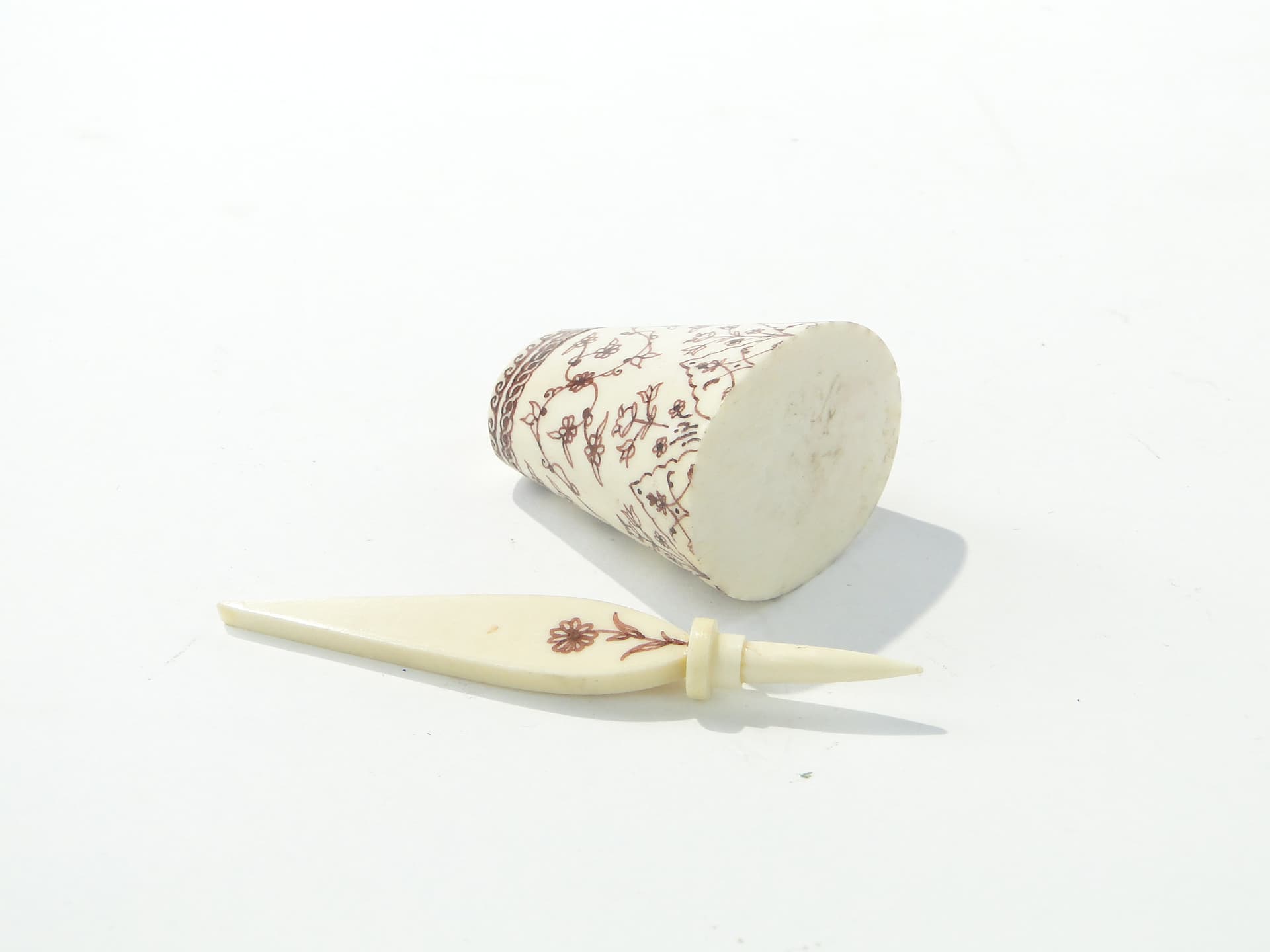 Perfume bottle Attar, beige brown, bone henna, Persia/India, early 20th century - 350222