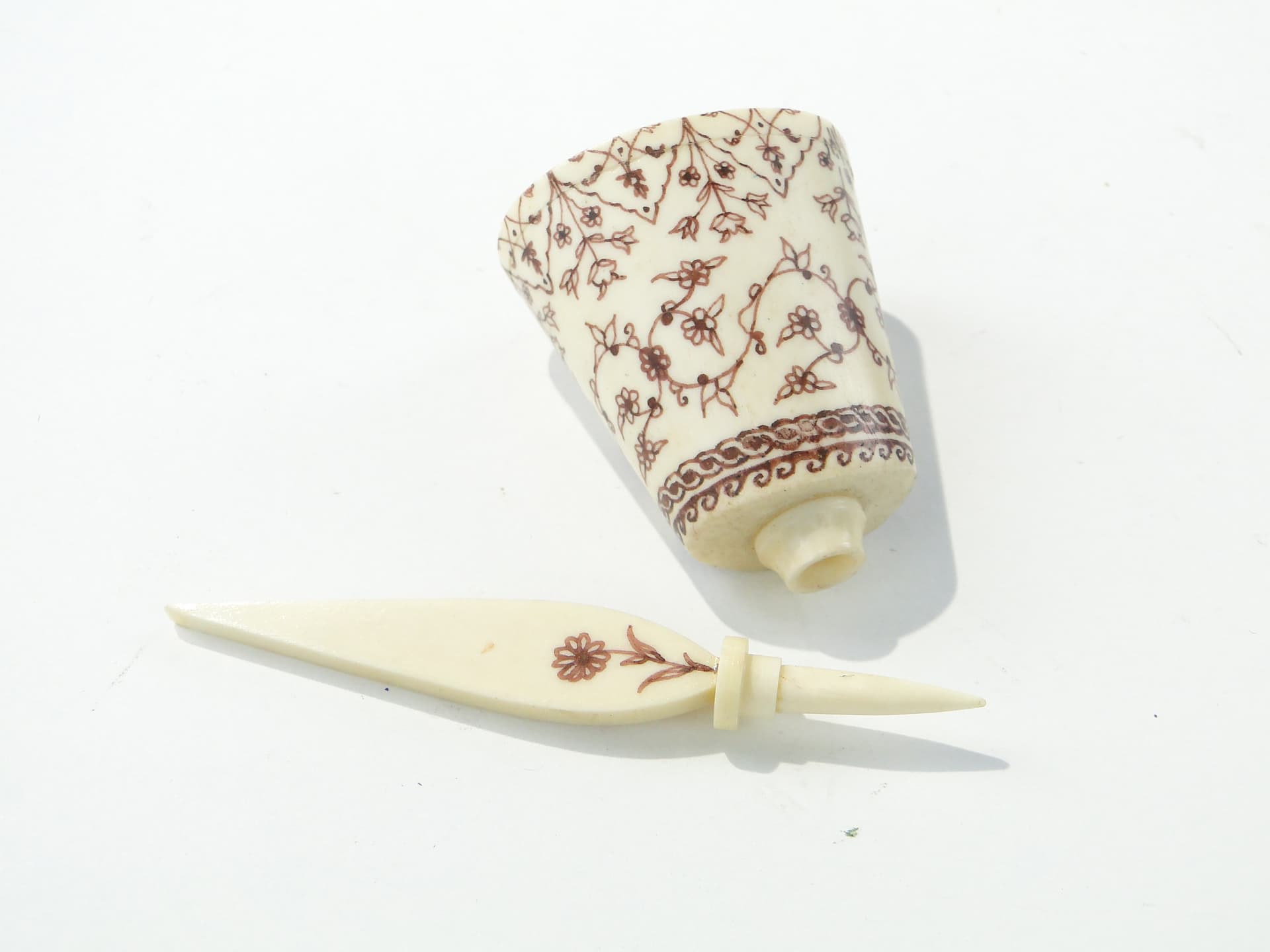 Perfume bottle Attar, beige brown, bone henna, Persia/India, early 20th century - 350223