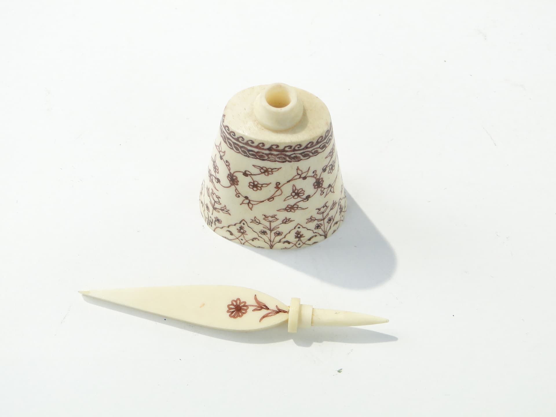 Perfume bottle Attar, beige brown, bone henna, Persia/India, early 20th century - 350219