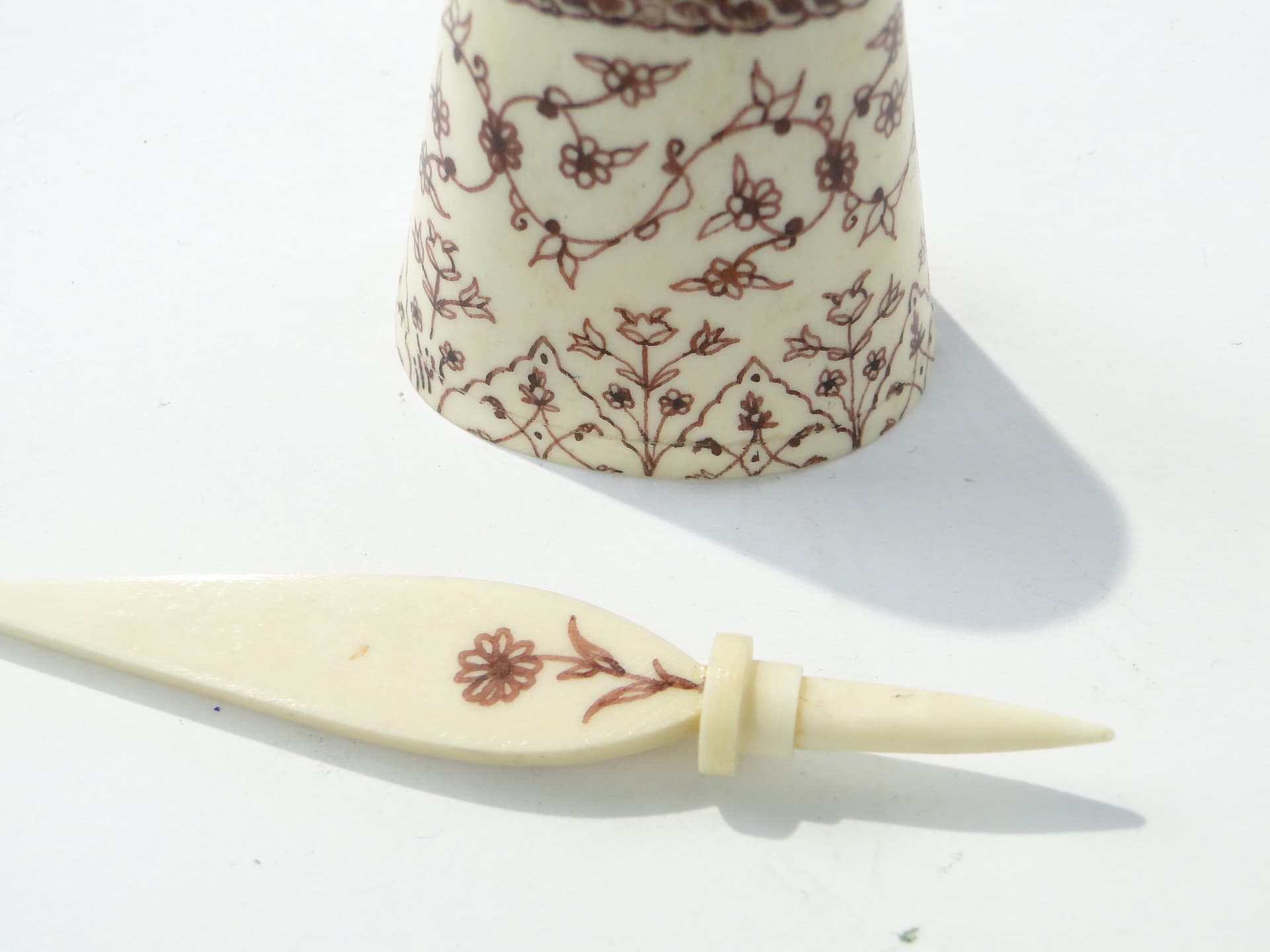Perfume bottle Attar, beige brown, bone henna, Persia/India, early 20th century - 350221
