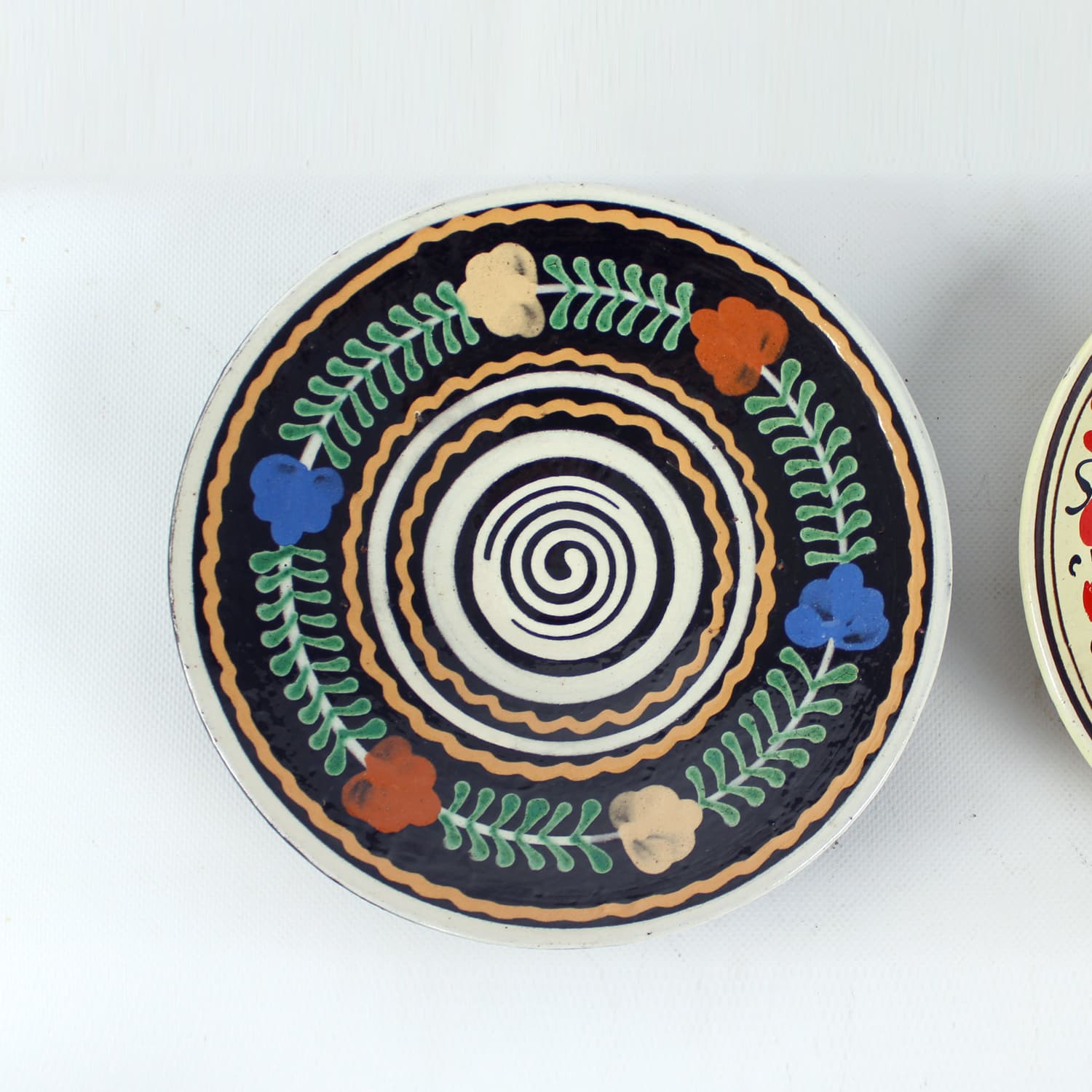 Zestaw trzech talerzy ściennych, folk art, ceramika, Słowacja i Rumunia, lata 50. - 350923