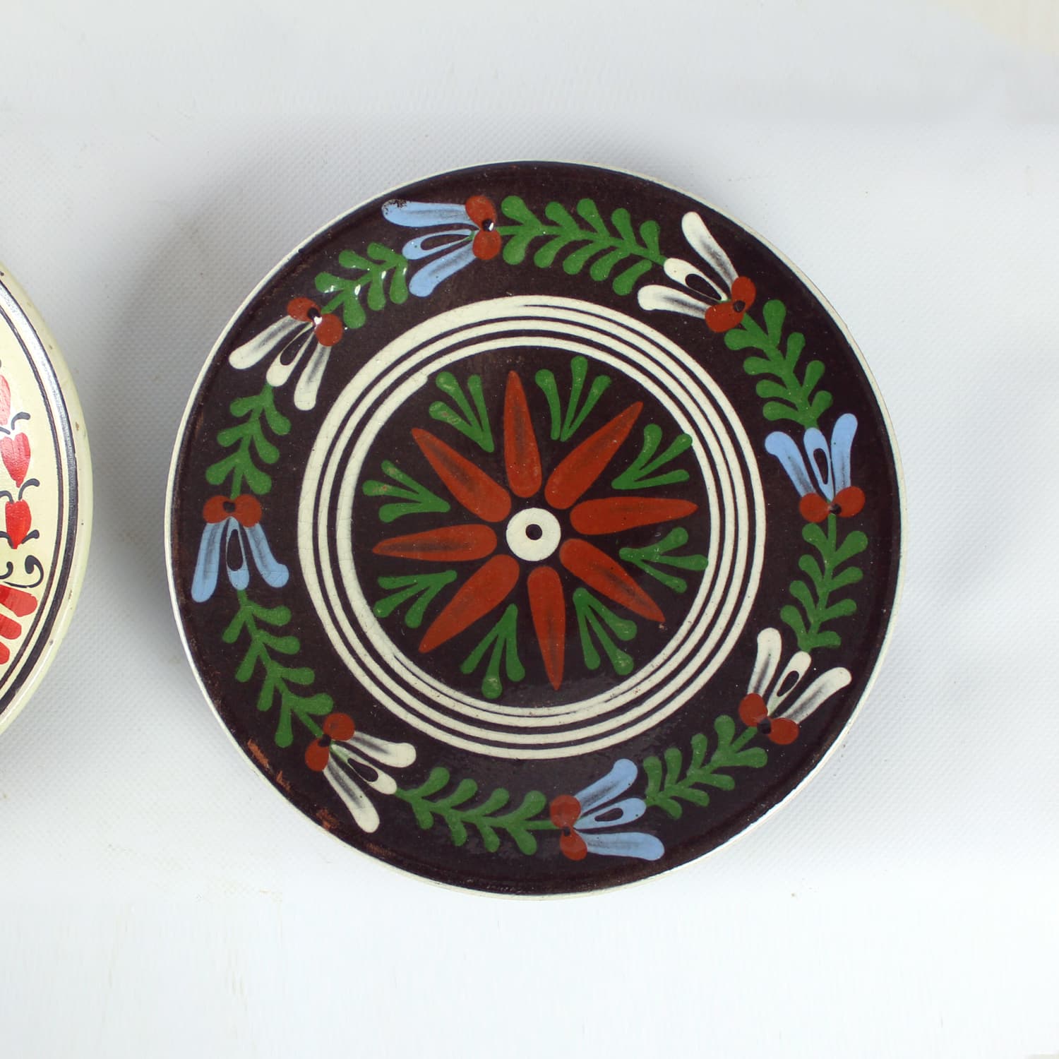 Zestaw trzech talerzy ściennych, folk art, ceramika, Słowacja i Rumunia, lata 50. - 350919