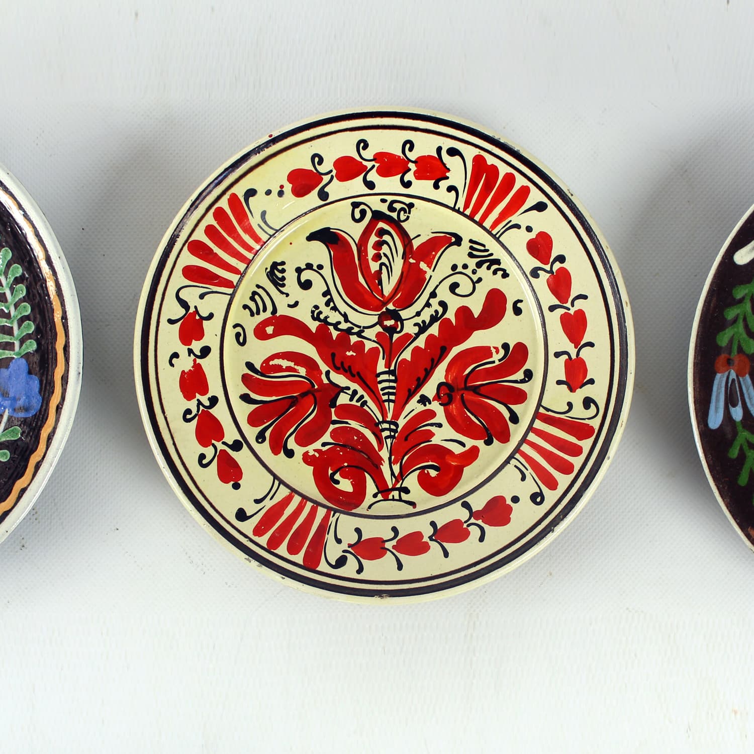 Zestaw trzech talerzy ściennych, folk art, ceramika, Słowacja i Rumunia, lata 50. - 350918