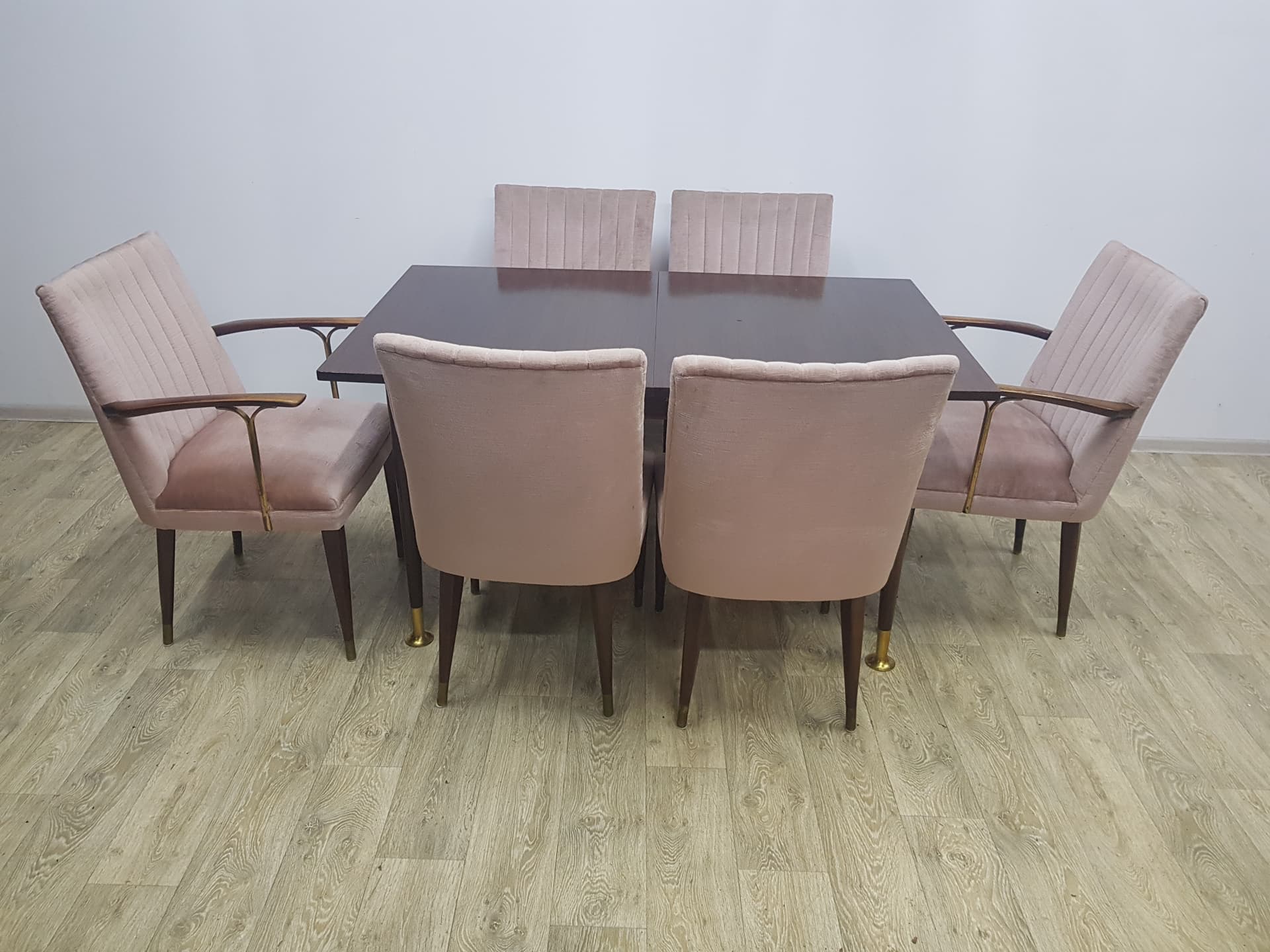Komplet stół i sześć krzeseł, vintage, velvet różowy, drewno brązowy, mosiądz złoty - 351128