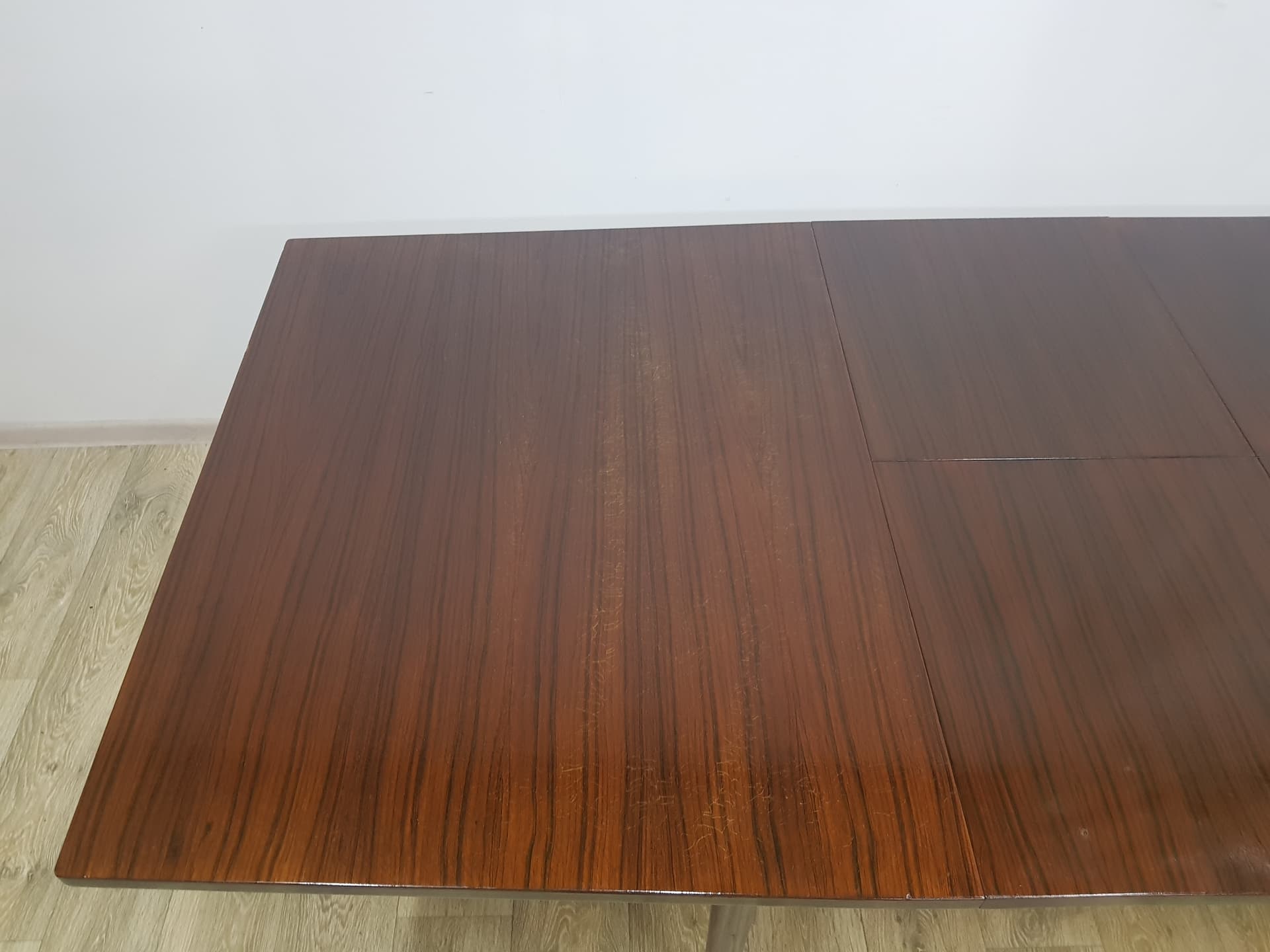 Komplet stół i sześć krzeseł, vintage, velvet różowy, drewno brązowy, mosiądz złoty - 351129
