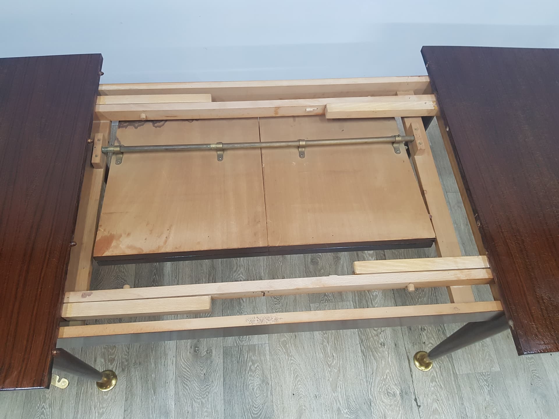 Komplet stół i sześć krzeseł, vintage, velvet różowy, drewno brązowy, mosiądz złoty - 351136