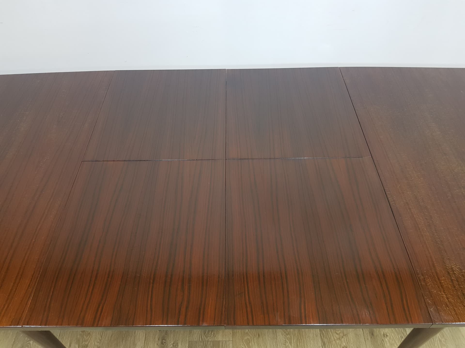 Komplet stół i sześć krzeseł, vintage, velvet różowy, drewno brązowy, mosiądz złoty - 351130