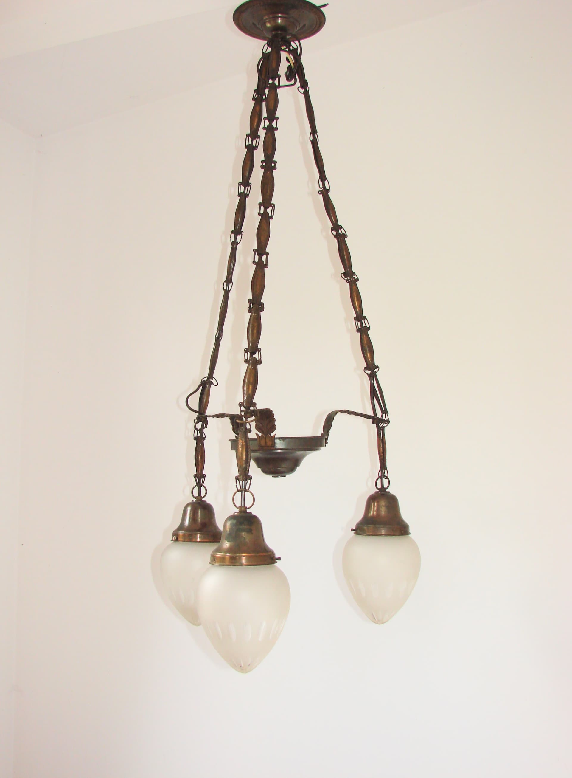 Żyrandol Art Déco, mosiądz patynowany, szkło mleczne, lata 30. - 351395