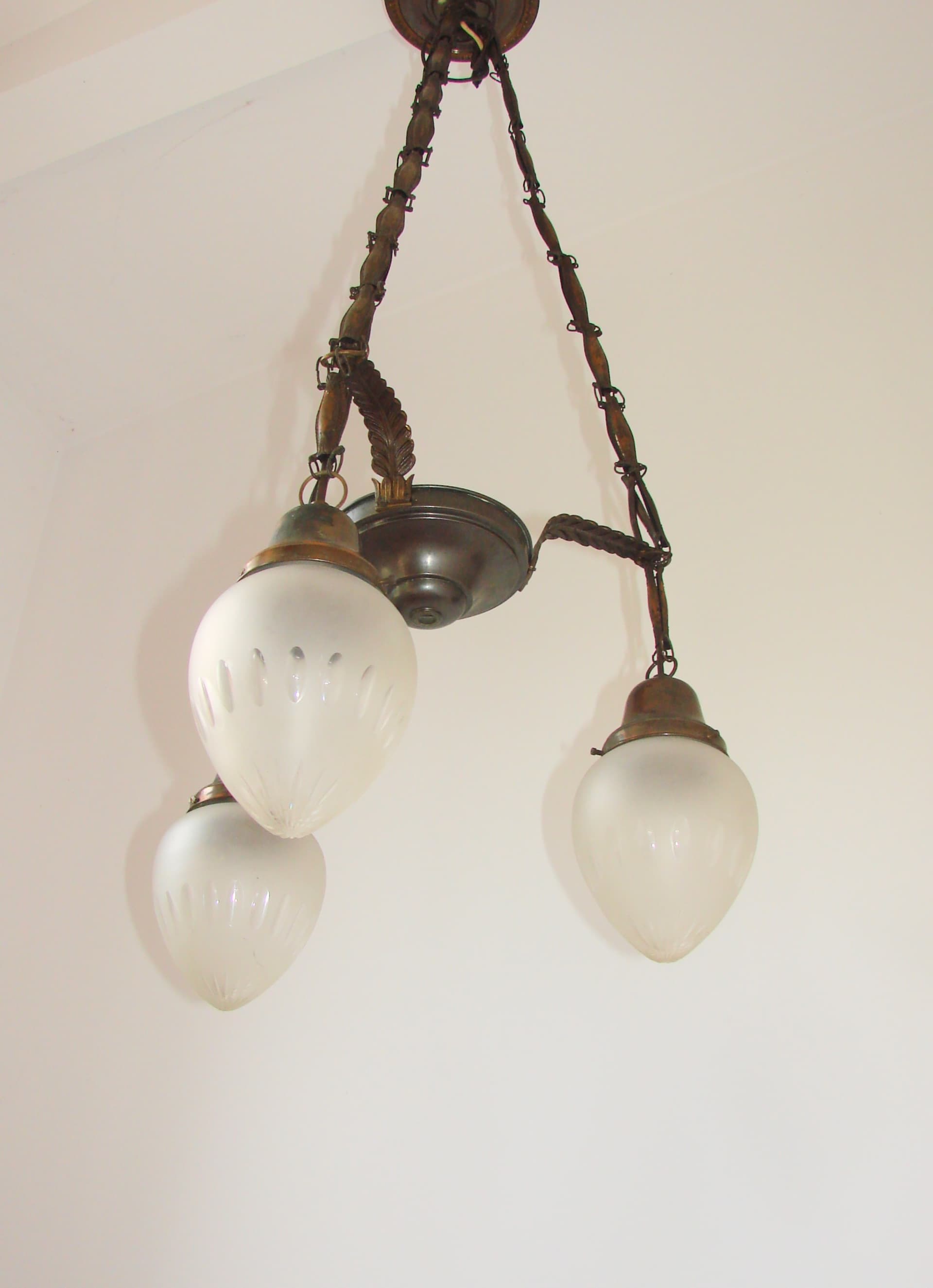 Żyrandol Art Déco, mosiądz patynowany, szkło mleczne, lata 30. - 351397