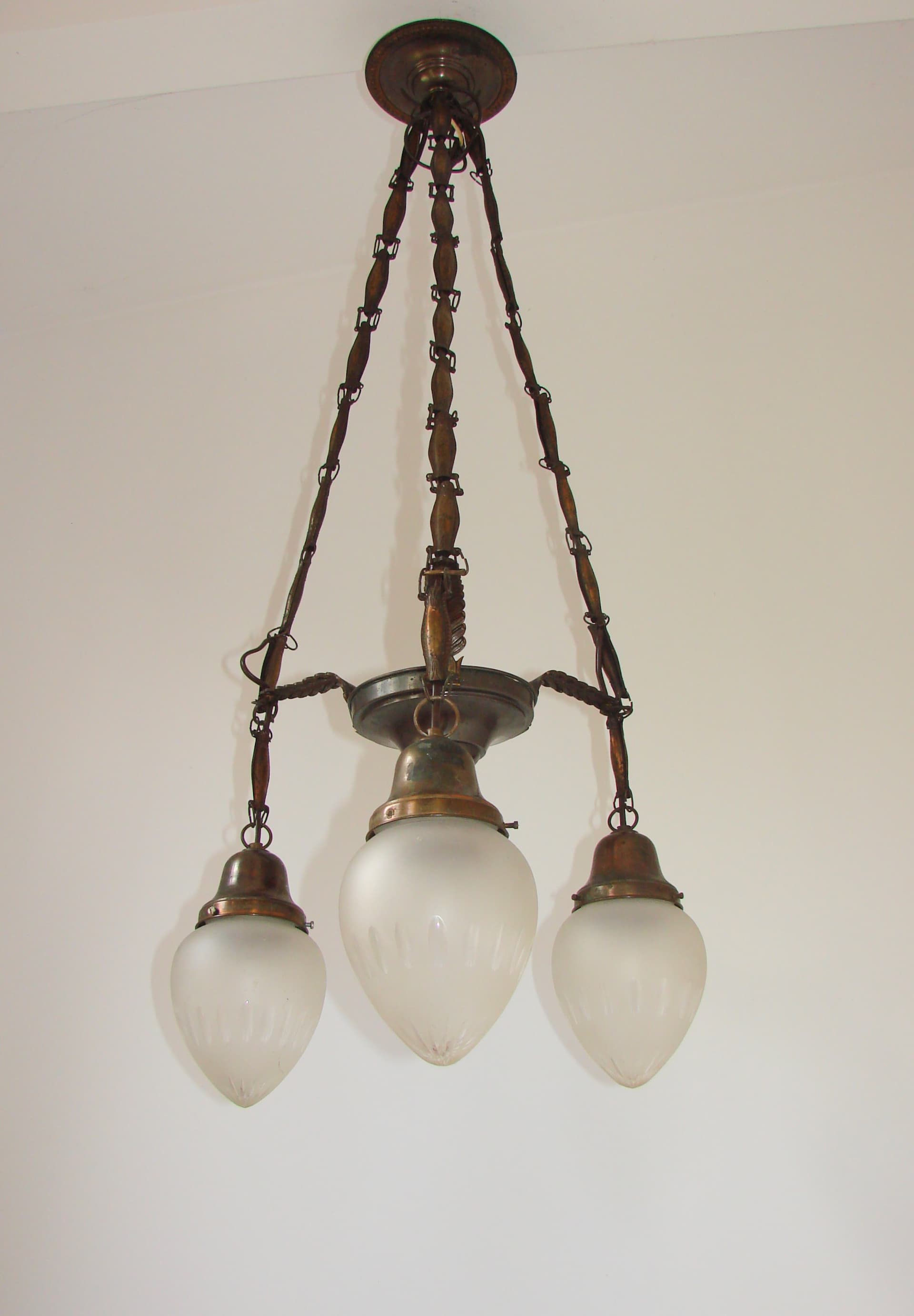 Żyrandol Art Déco, mosiądz patynowany, szkło mleczne, lata 30. - 351398