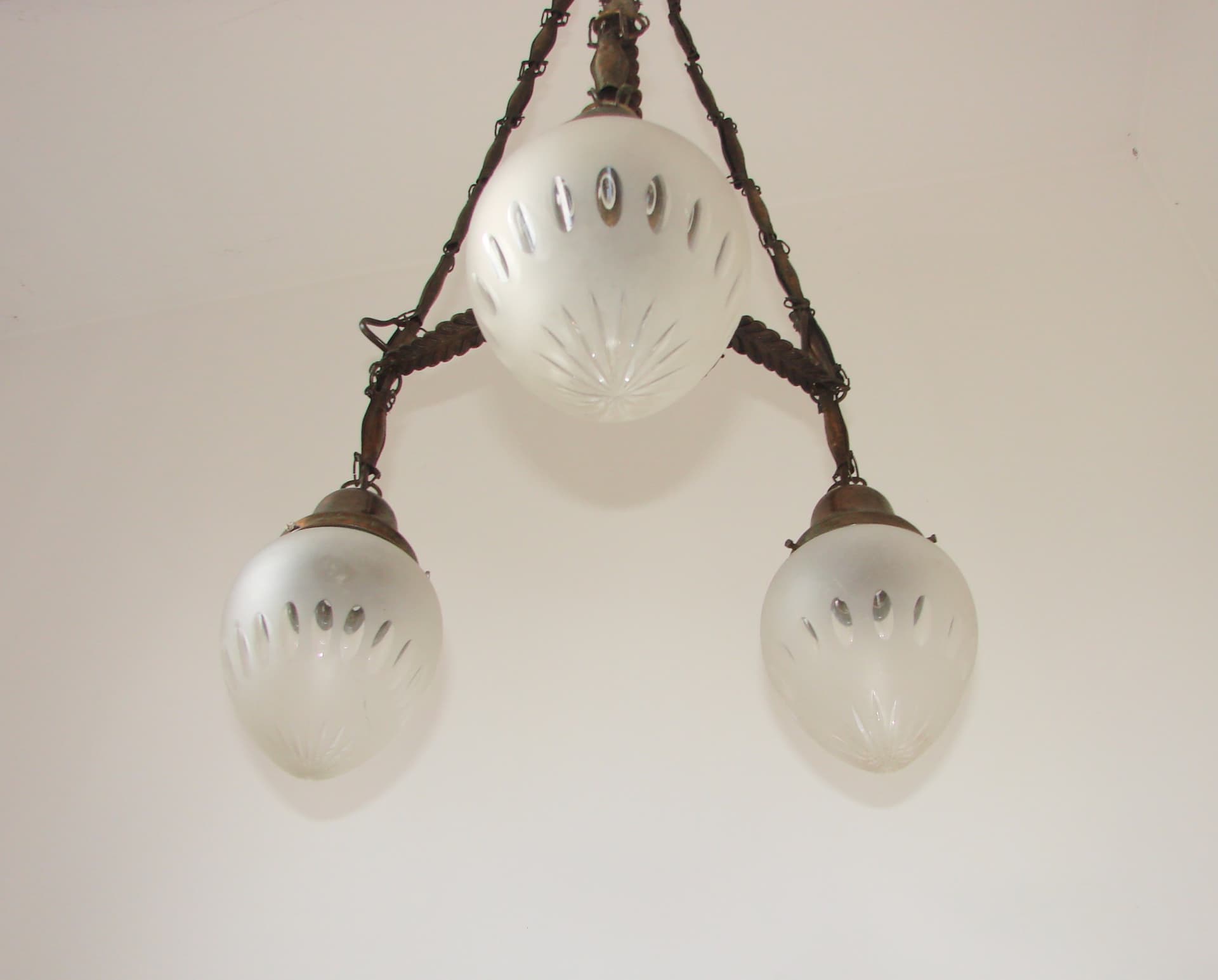 Żyrandol Art Déco, mosiądz patynowany, szkło mleczne, lata 30. - 351396