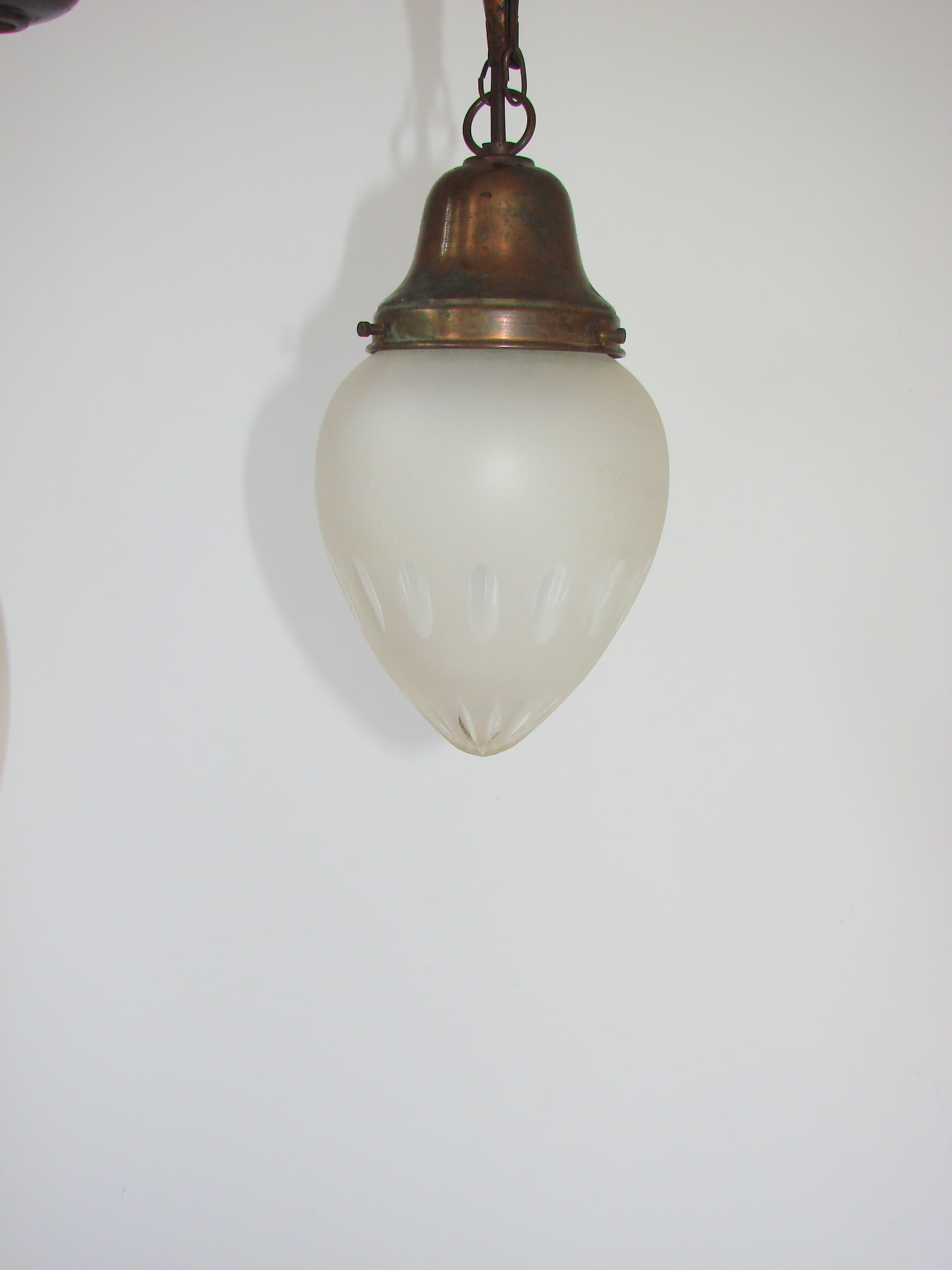 Żyrandol Art Déco, mosiądz patynowany, szkło mleczne, lata 30. - 351399