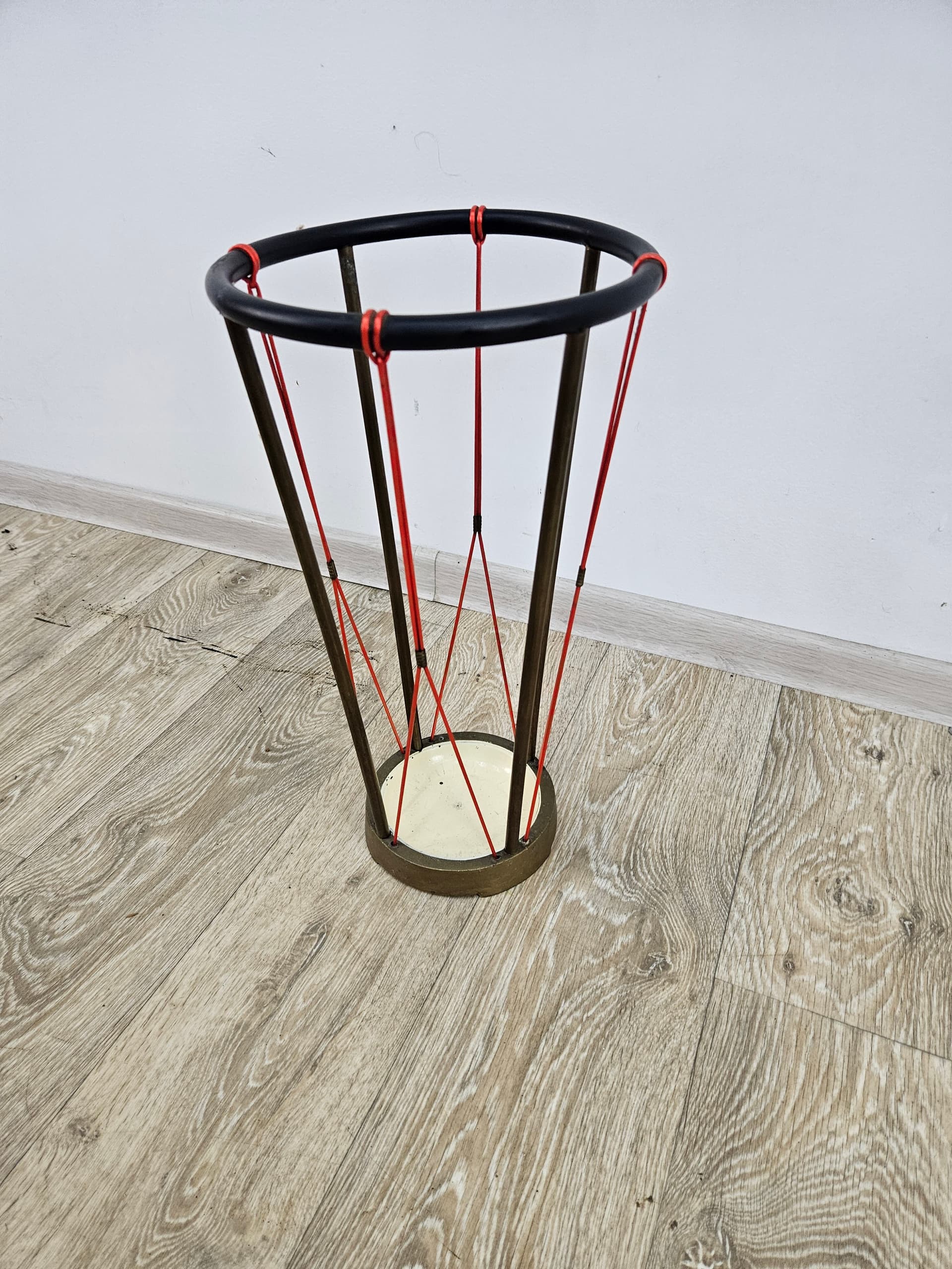Stojak na parasole, metal czarny, plastik czerwony, żeliwo brązowy, Austria, lata 50. - 352132