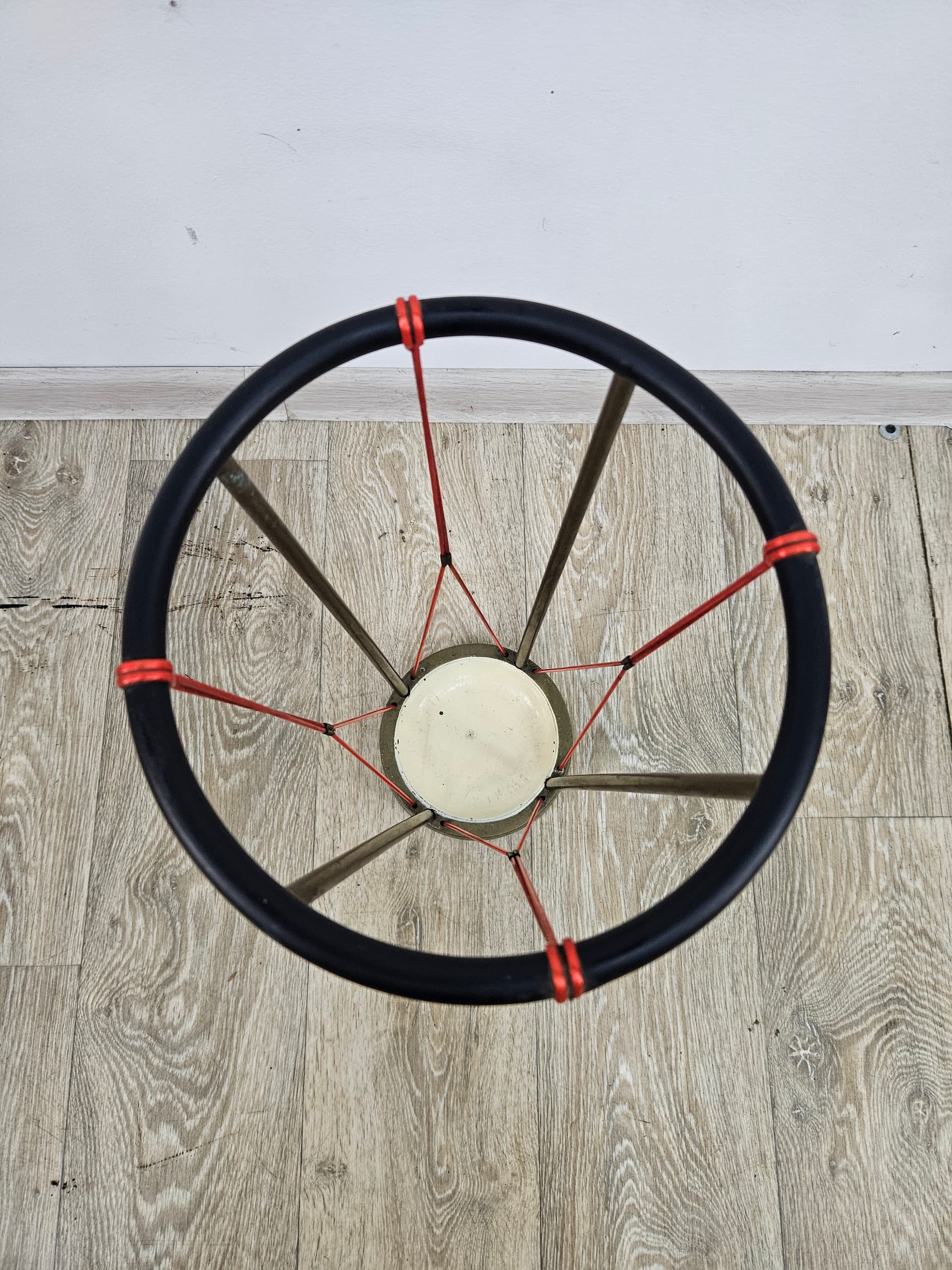 Stojak na parasole, metal czarny, plastik czerwony, żeliwo brązowy, Austria, lata 50. - 352129