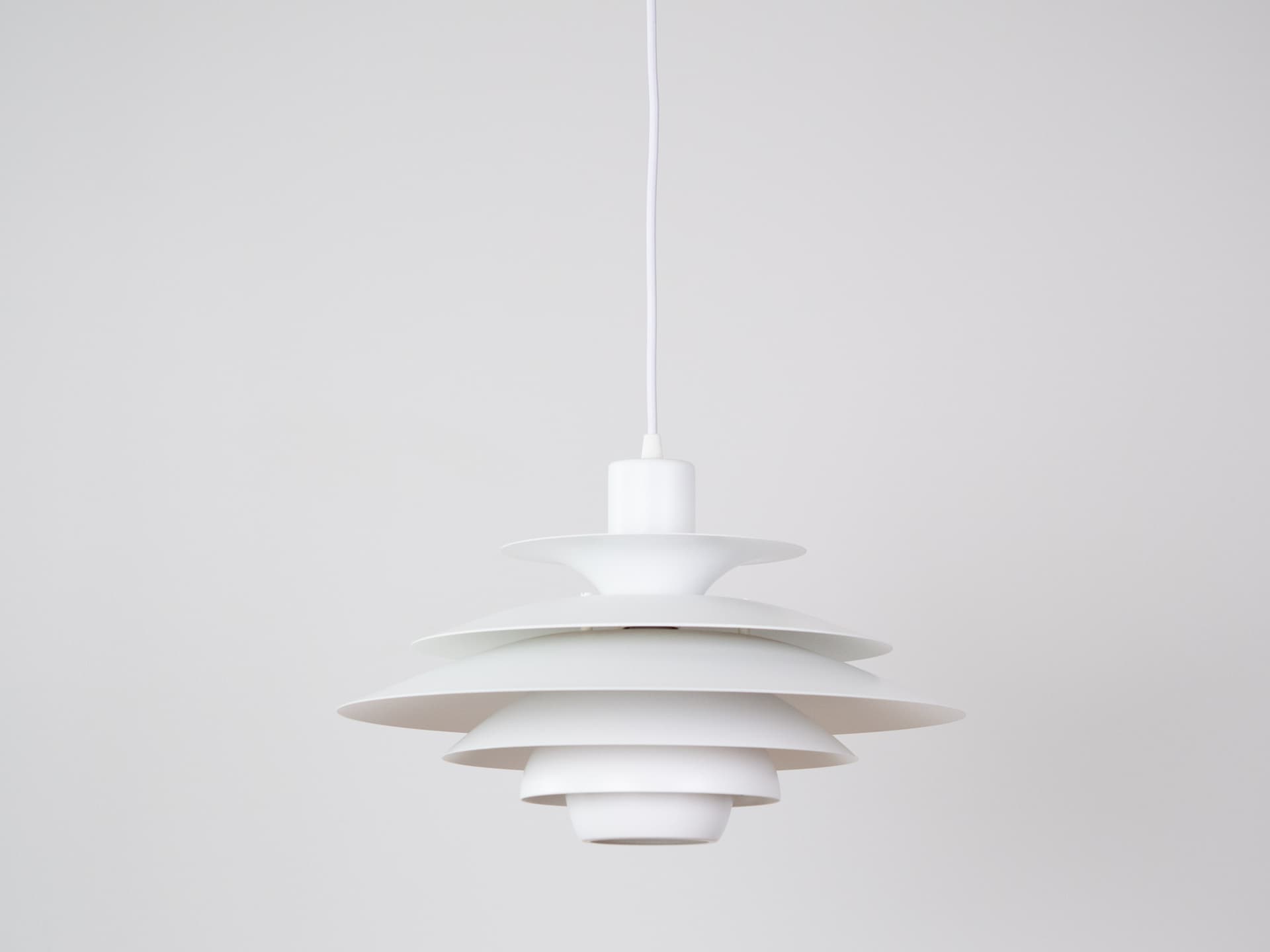 Lampa wisząca Verona, aluminium biały, proj. K. Wiborg, Jeka, Dania, lata 80. - 352237