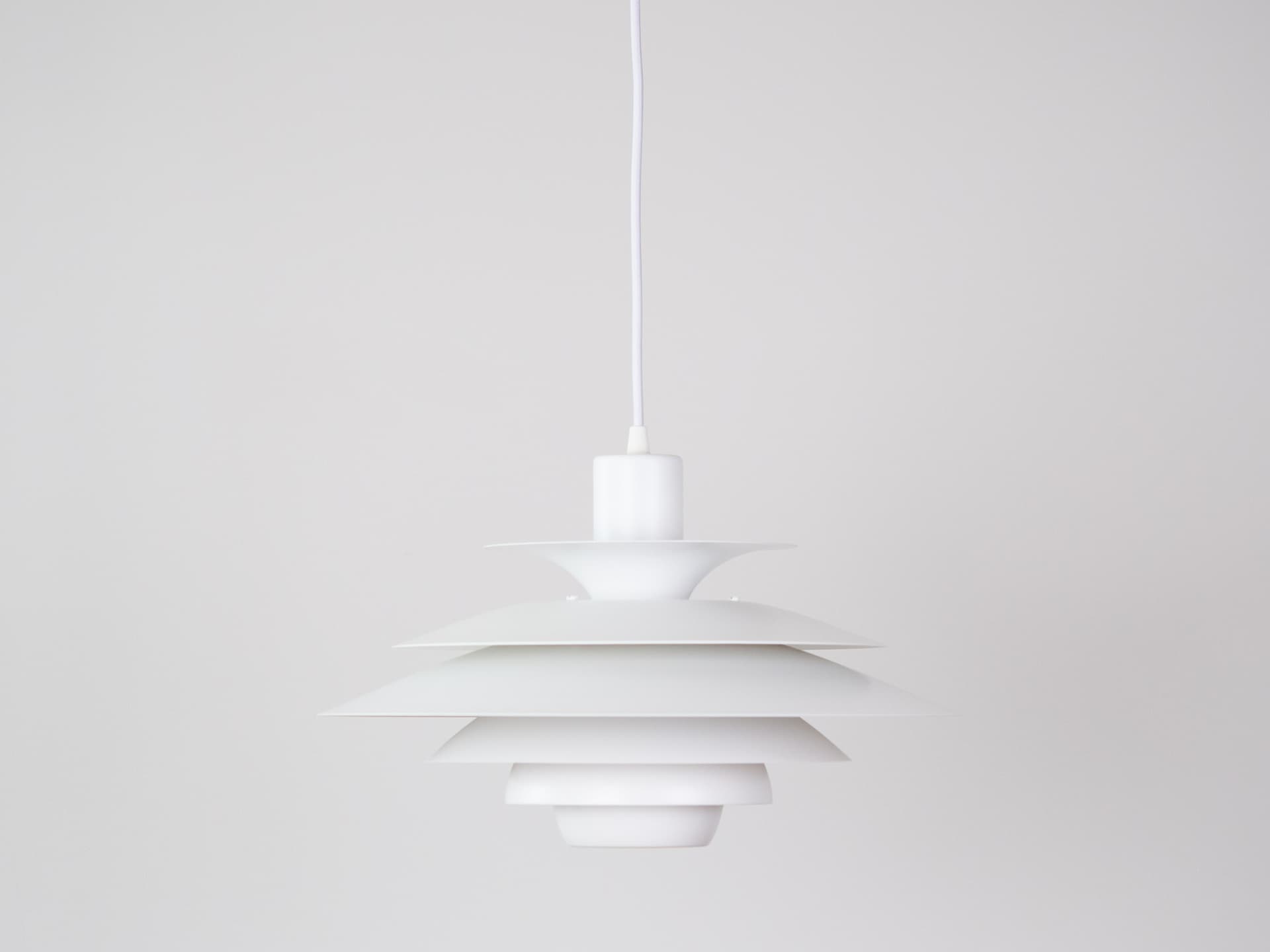 Lampa wisząca Verona, aluminium biały, proj. K. Wiborg, Jeka, Dania, lata 80. - 352238