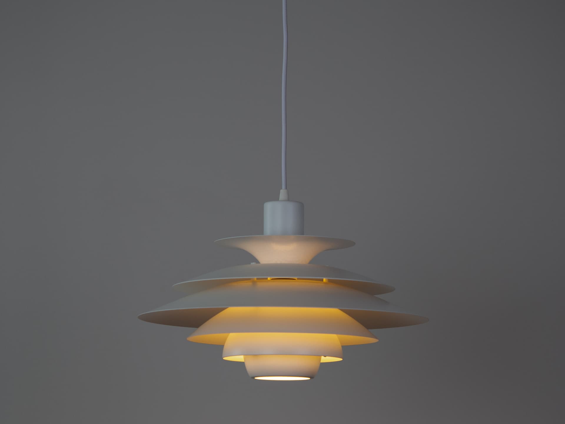 Lampa wisząca Verona, aluminium biały, proj. K. Wiborg, Jeka, Dania, lata 80. - 352240