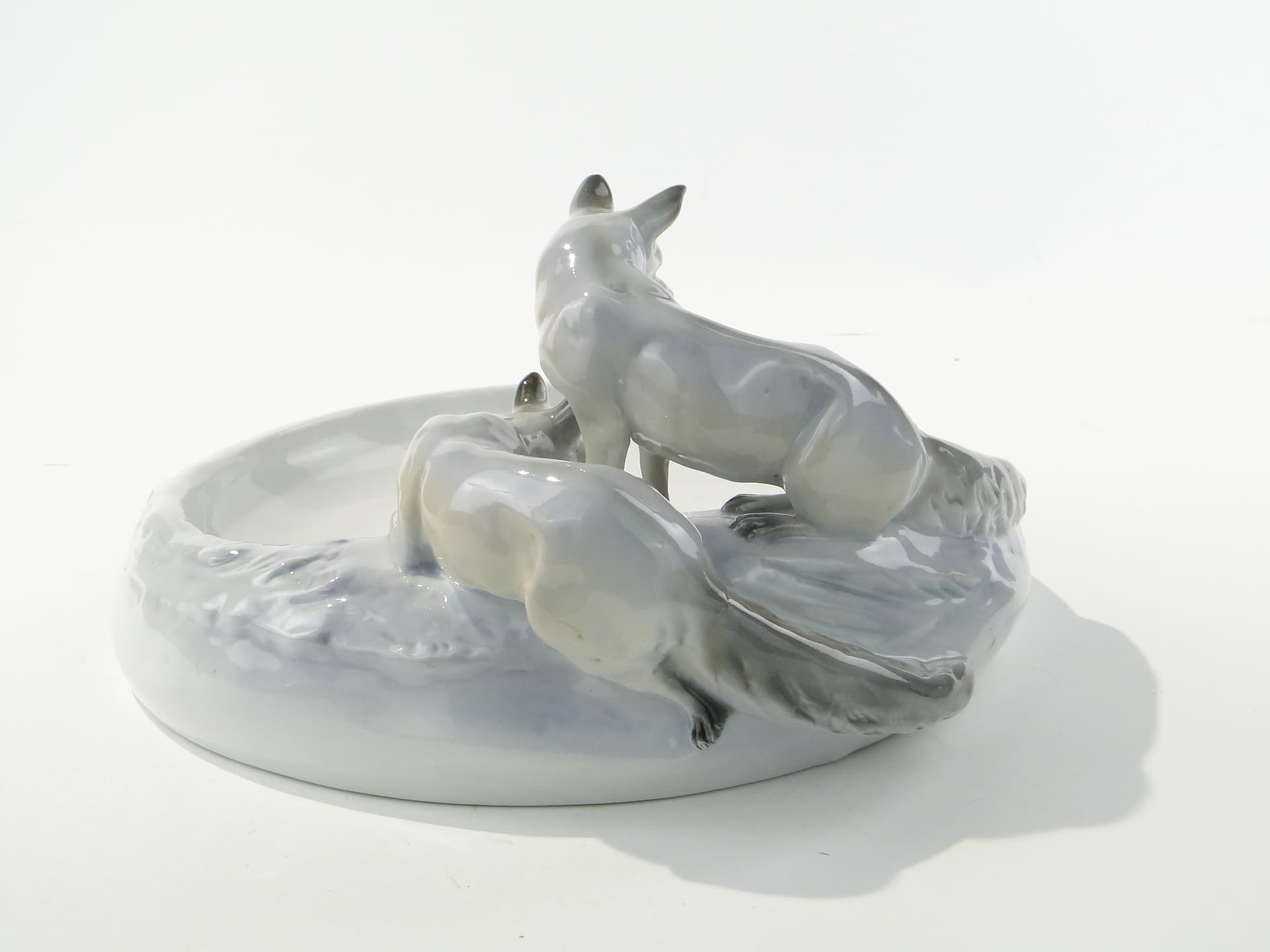 Desk card holder with fox figures, white porcelain, Porzellanfabrik Fraureuth AG Kunstabteilung, Germany, 1920s - 352648