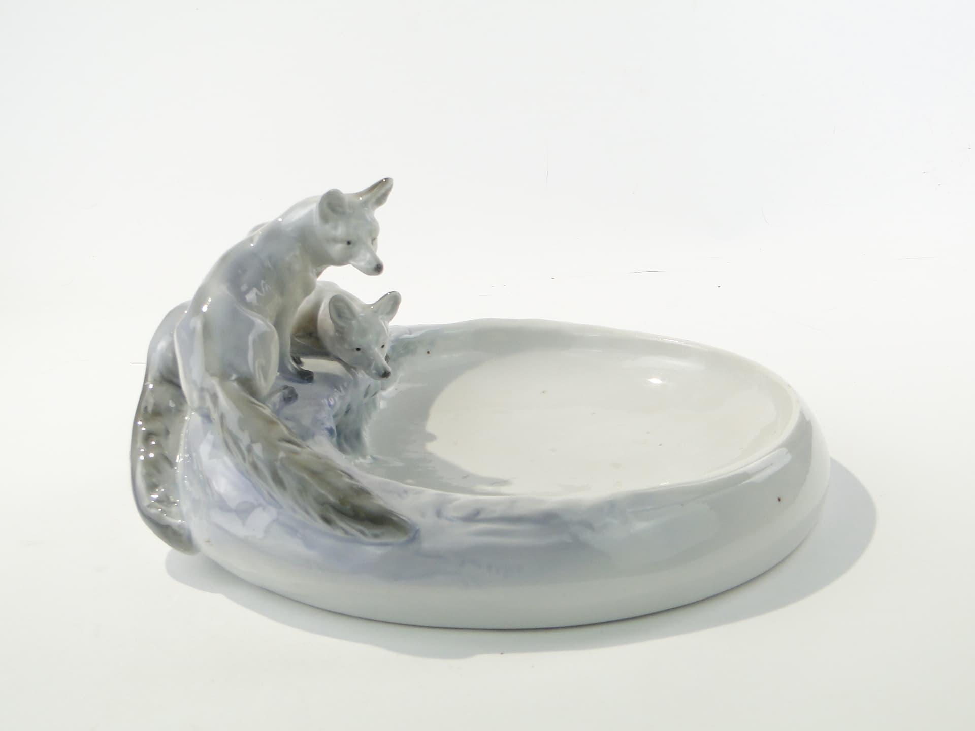 Desk card holder with fox figures, white porcelain, Porzellanfabrik Fraureuth AG Kunstabteilung, Germany, 1920s - 352647