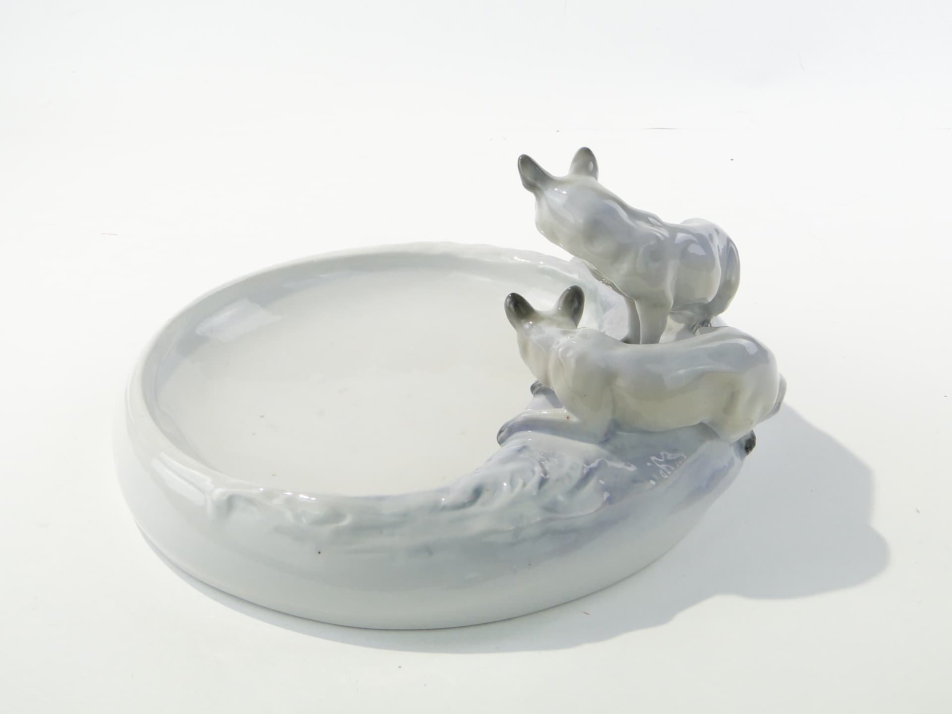Desk card holder with fox figures, white porcelain, Porzellanfabrik Fraureuth AG Kunstabteilung, Germany, 1920s - 352649