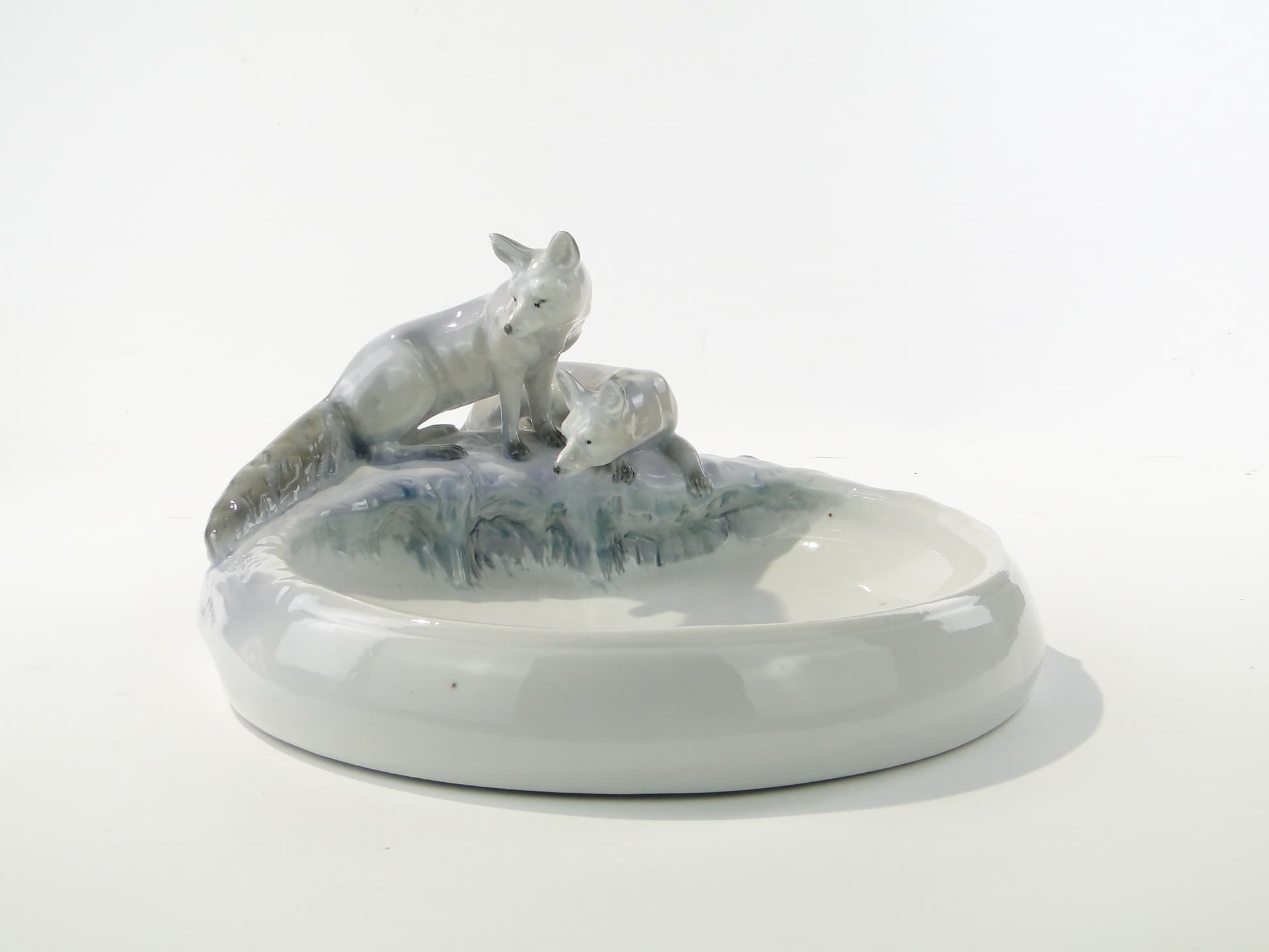 Desk card holder with fox figures, white porcelain, Porzellanfabrik Fraureuth AG Kunstabteilung, Germany, 1920s - 352644