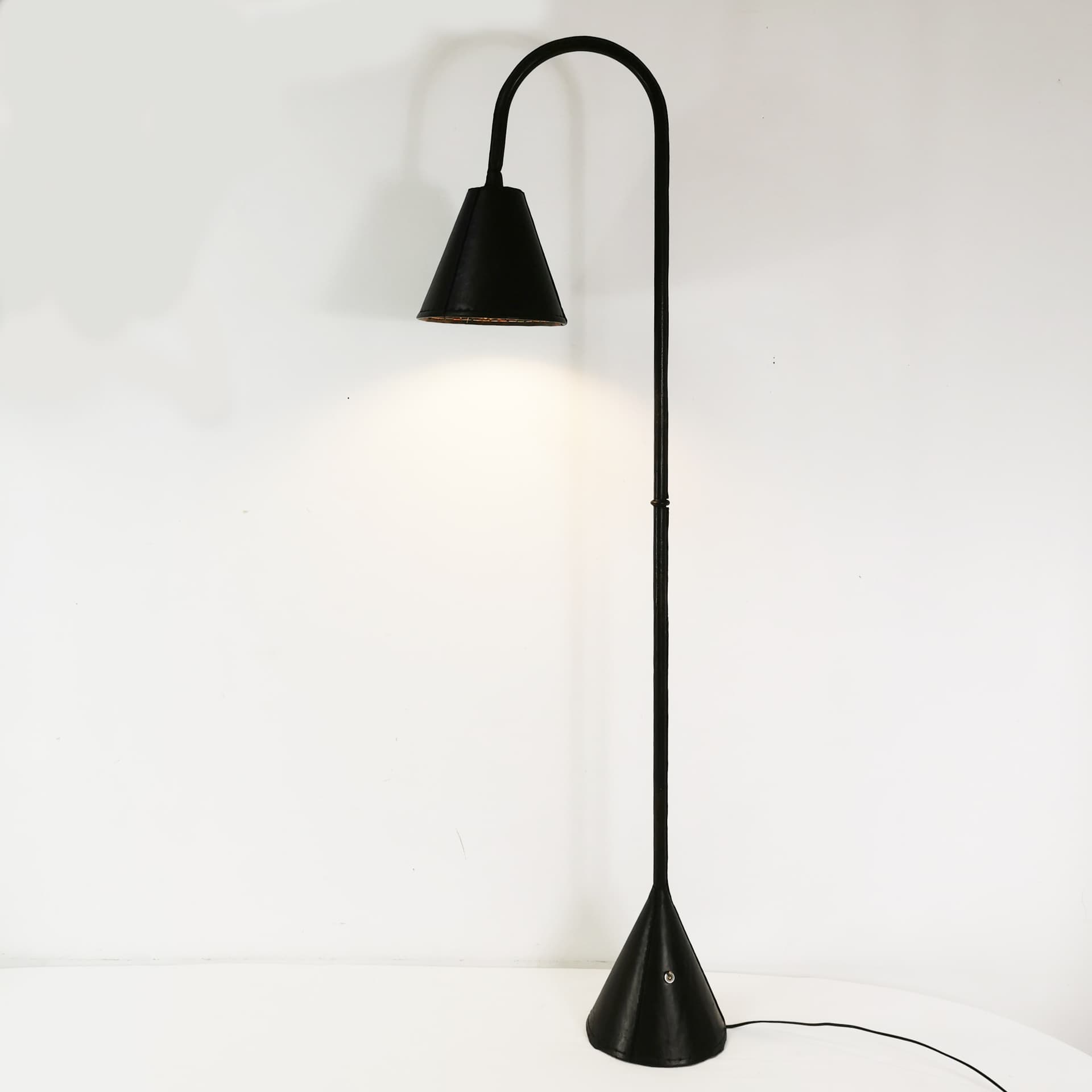 Lampa podłogowa, skóra naturalna czarna, proj. J. Adnet, Hiszpania, lata 50. - 352777