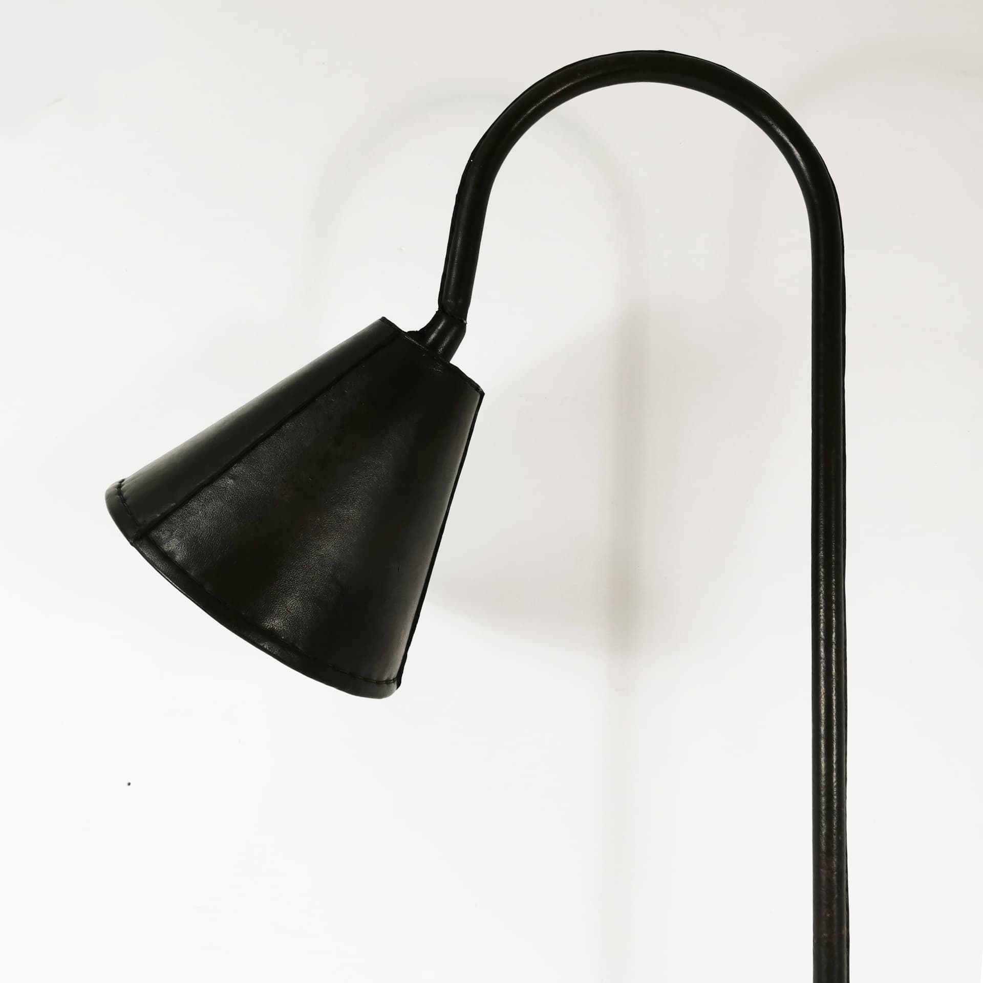 Lampa podłogowa, skóra naturalna czarna, proj. J. Adnet, Hiszpania, lata 50. - 352779