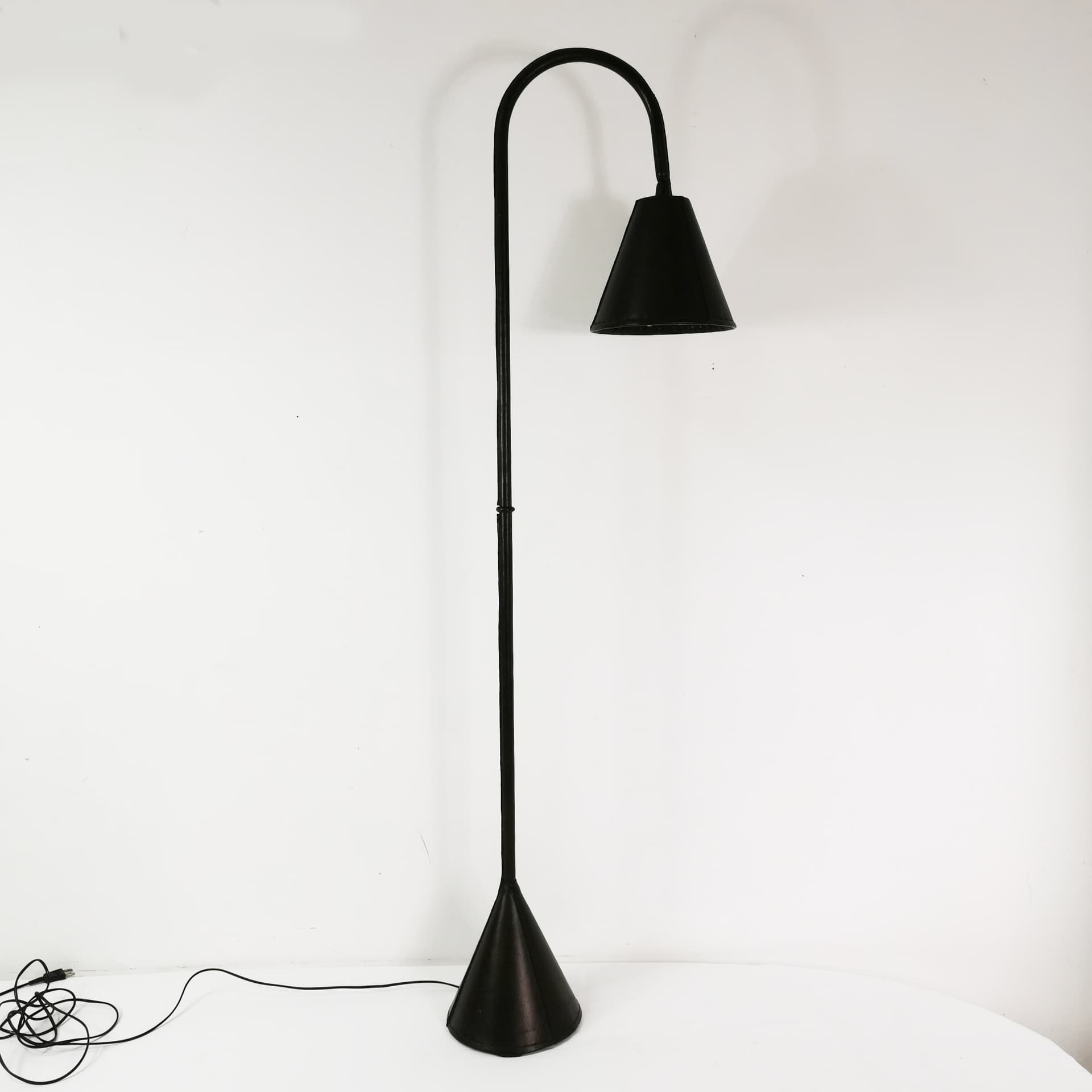 Lampa podłogowa, skóra naturalna czarna, proj. J. Adnet, Hiszpania, lata 50. - 352781