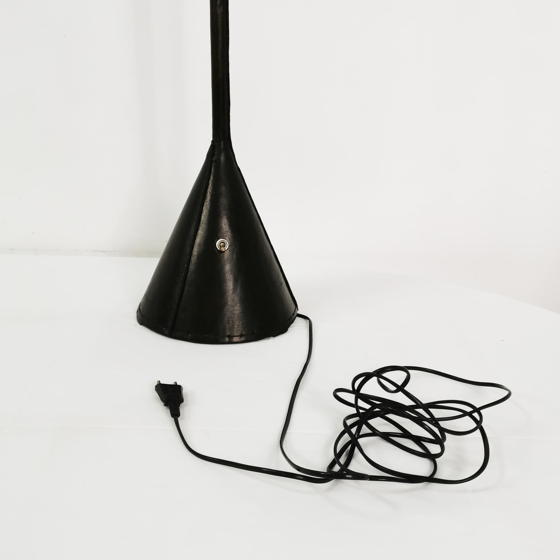 Lampa podłogowa, skóra naturalna czarna, proj. J. Adnet, Hiszpania, lata 50. - 352787