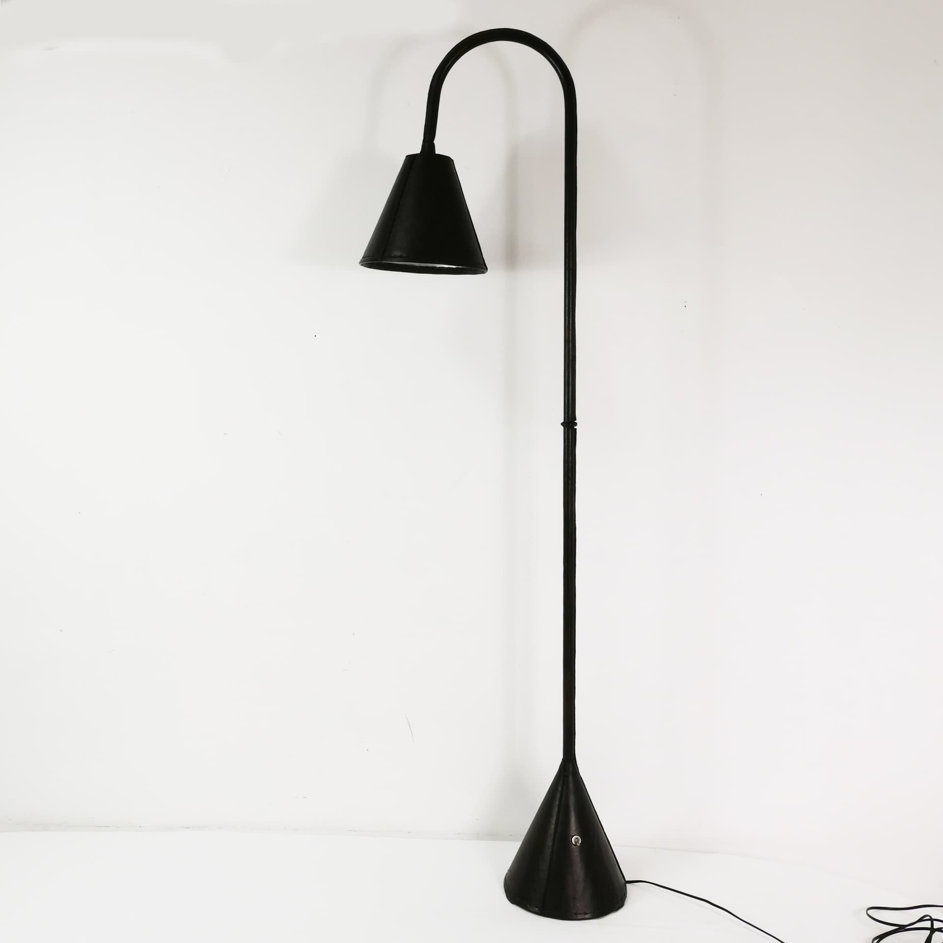 Lampa podłogowa, skóra naturalna czarna, proj. J. Adnet, Hiszpania, lata 50. - 352789