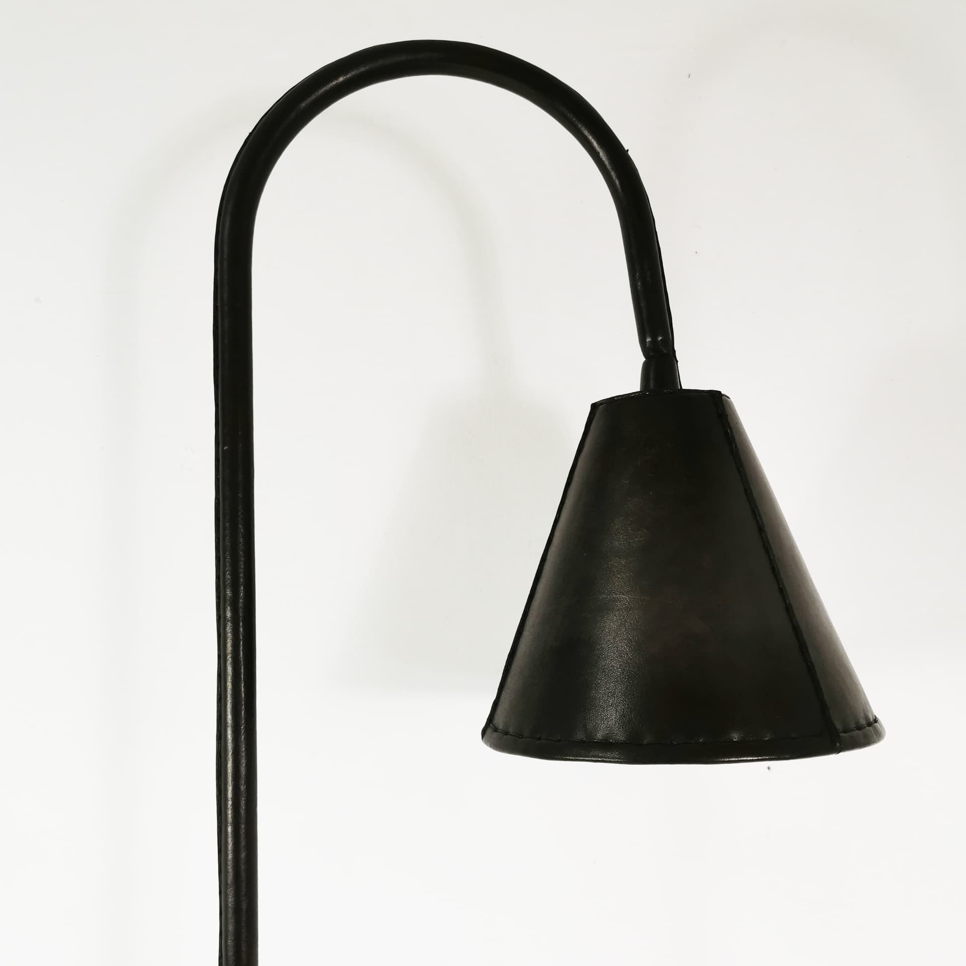 Lampa podłogowa, skóra naturalna czarna, proj. J. Adnet, Hiszpania, lata 50. - 352782