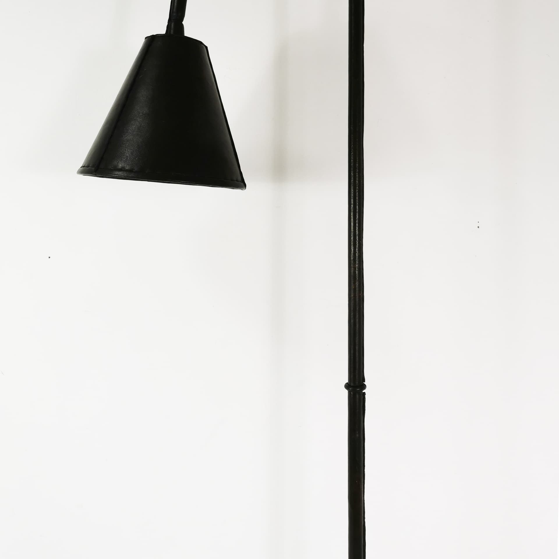 Lampa podłogowa, skóra naturalna czarna, proj. J. Adnet, Hiszpania, lata 50. - 352780