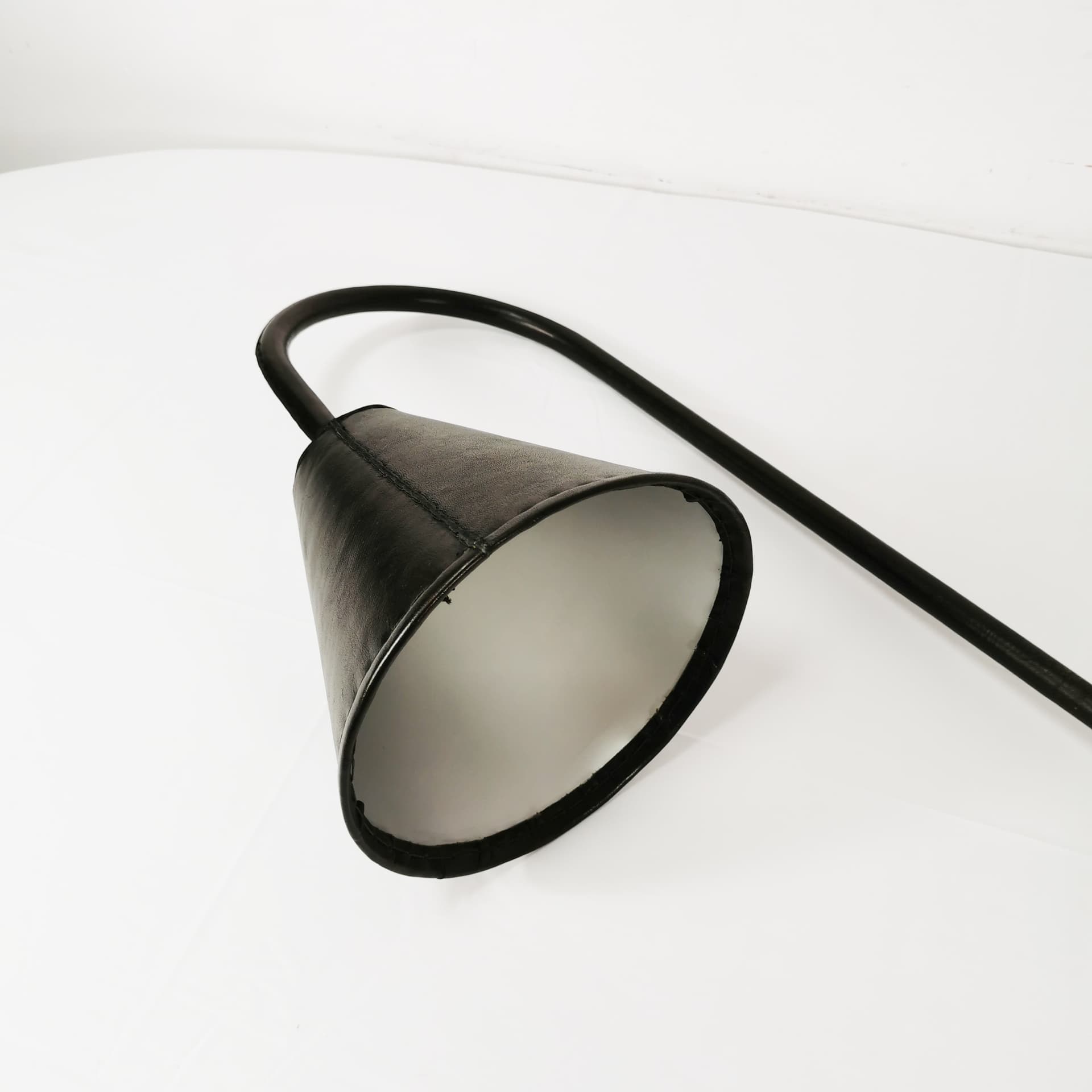 Lampa podłogowa, skóra naturalna czarna, proj. J. Adnet, Hiszpania, lata 50. - 352783