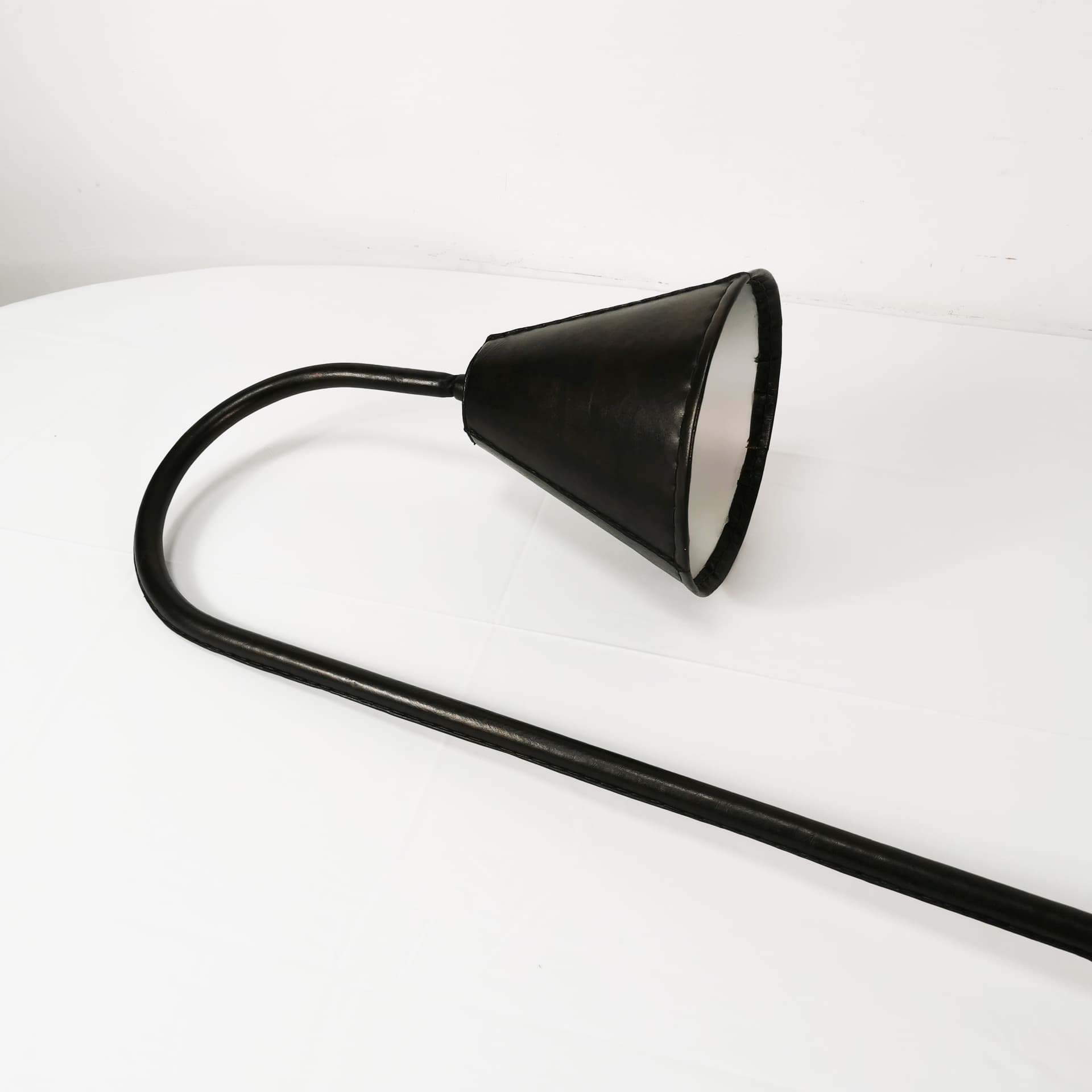 Lampa podłogowa, skóra naturalna czarna, proj. J. Adnet, Hiszpania, lata 50. - 352784