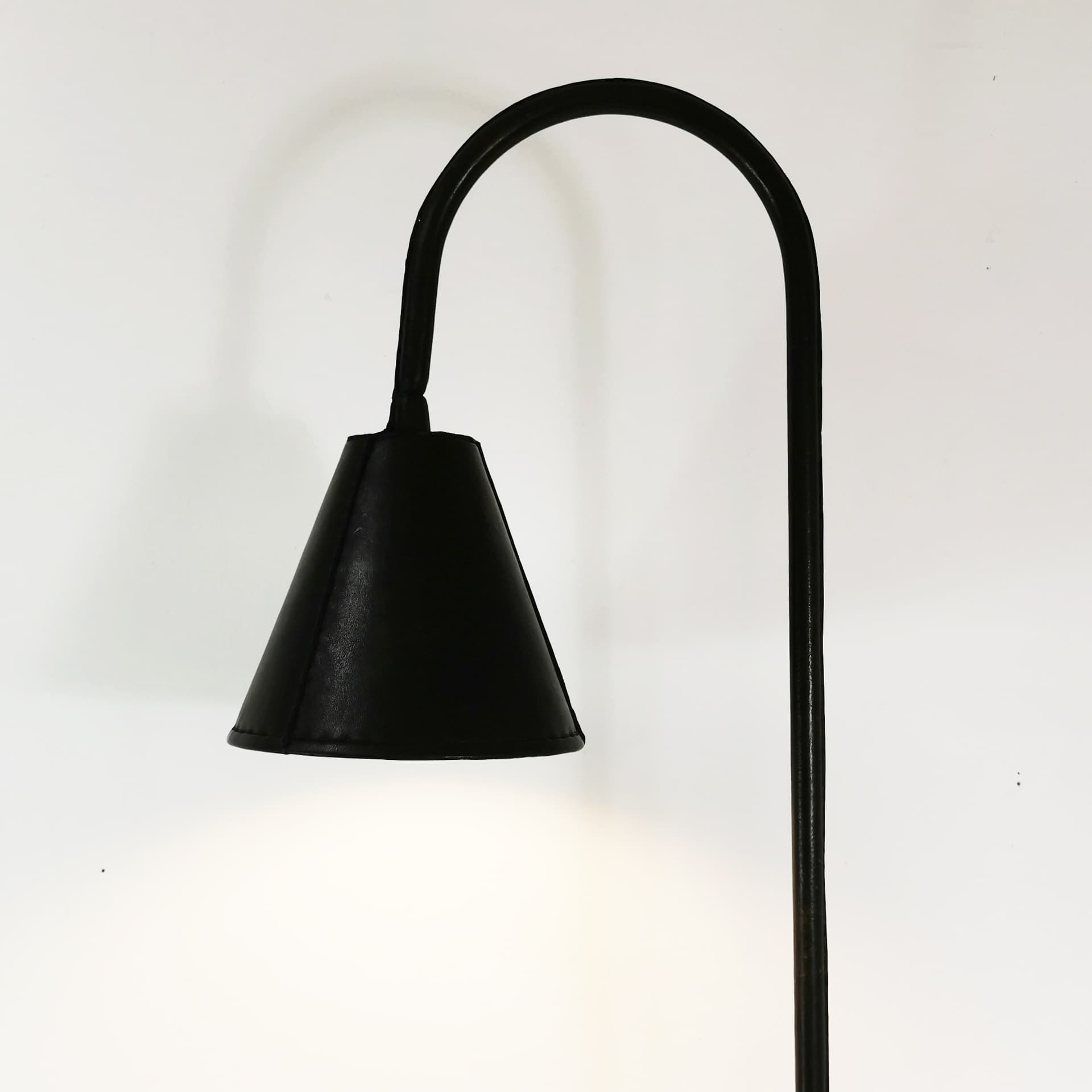 Lampa podłogowa, skóra naturalna czarna, proj. J. Adnet, Hiszpania, lata 50. - 352778