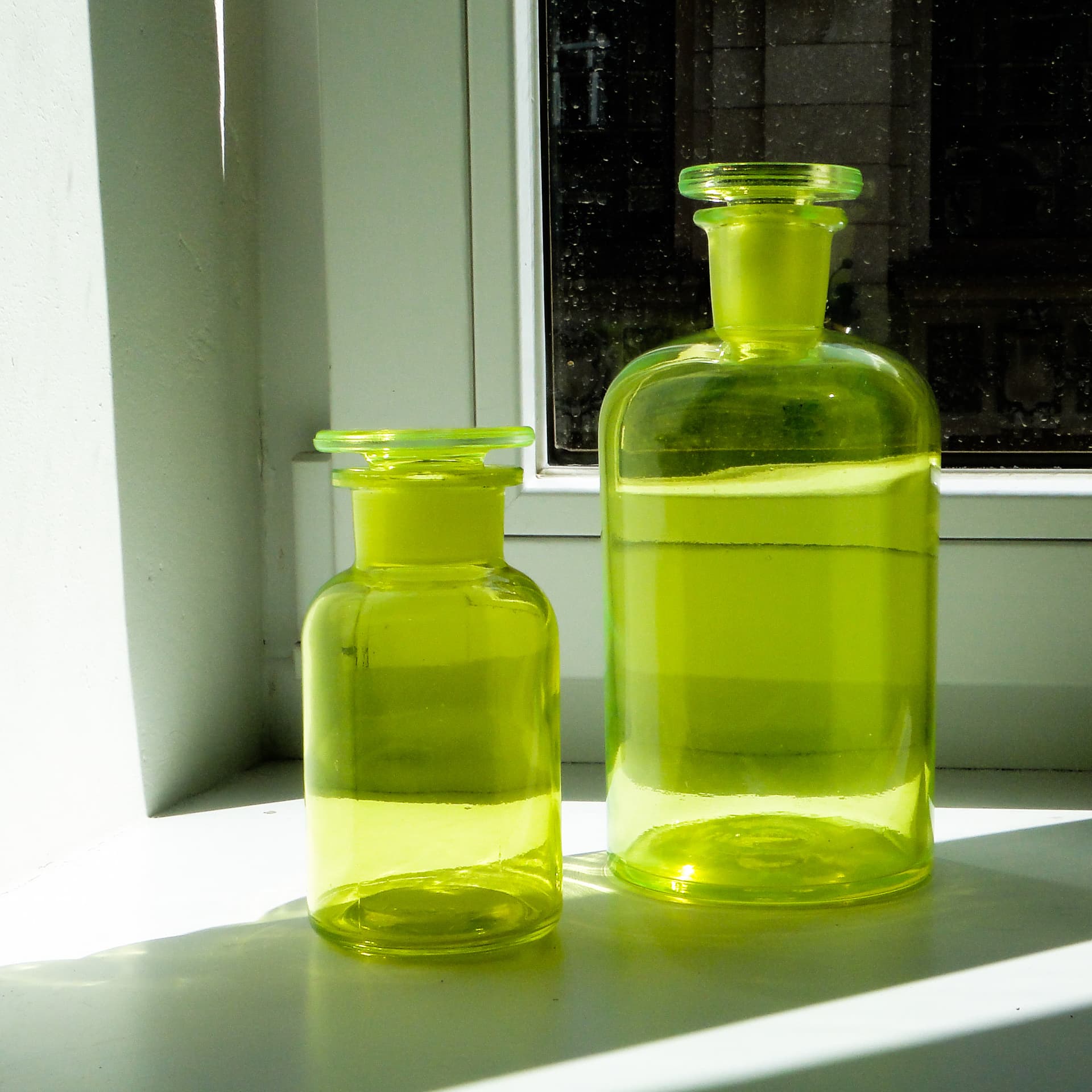 Apothecary Bottle, uranium glass yellow-green, Czechoslovakia, 1920s. - 352934