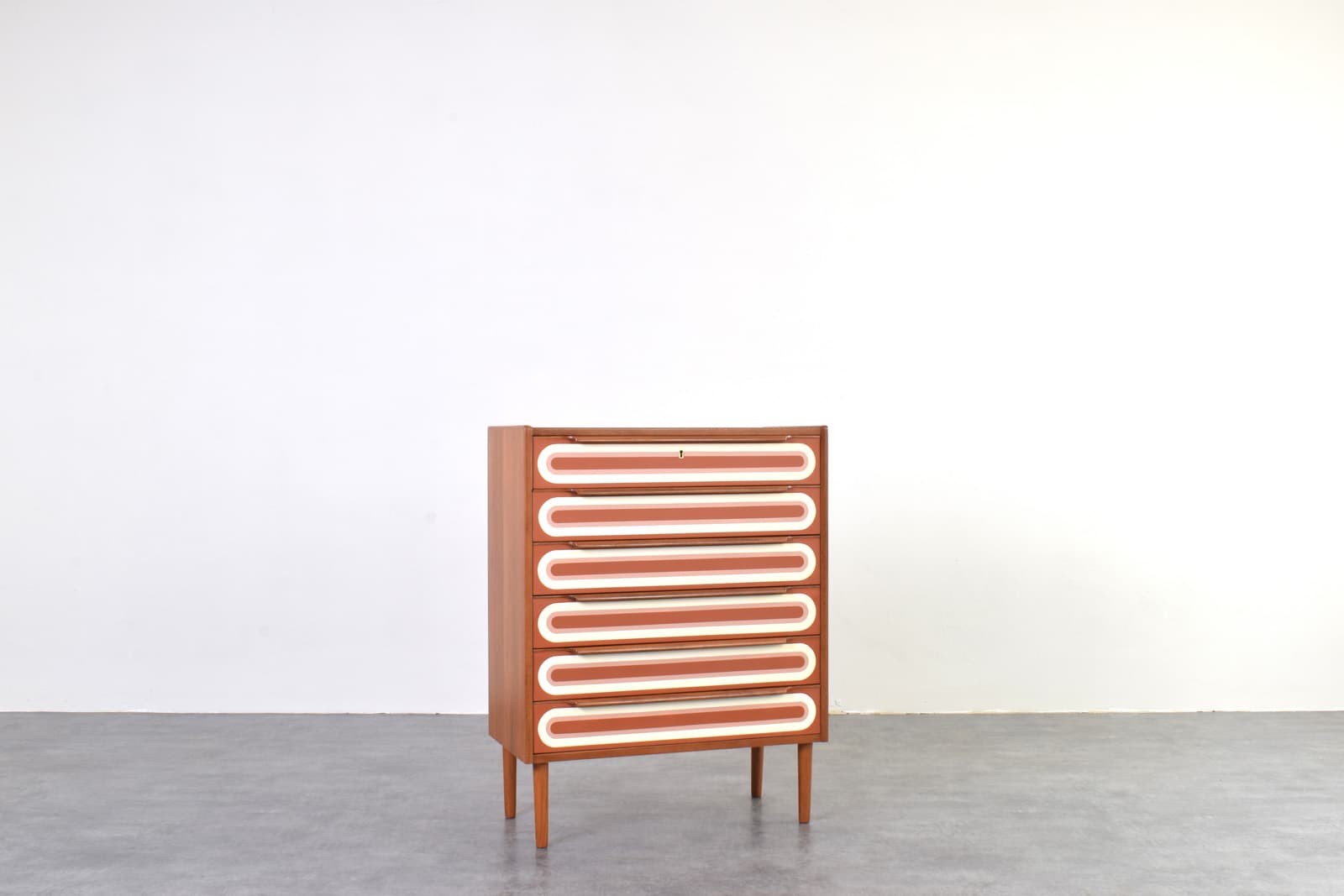 Komoda op-art, teak brązowy biały pomarańczowy, Dania, lata 60. - 353157