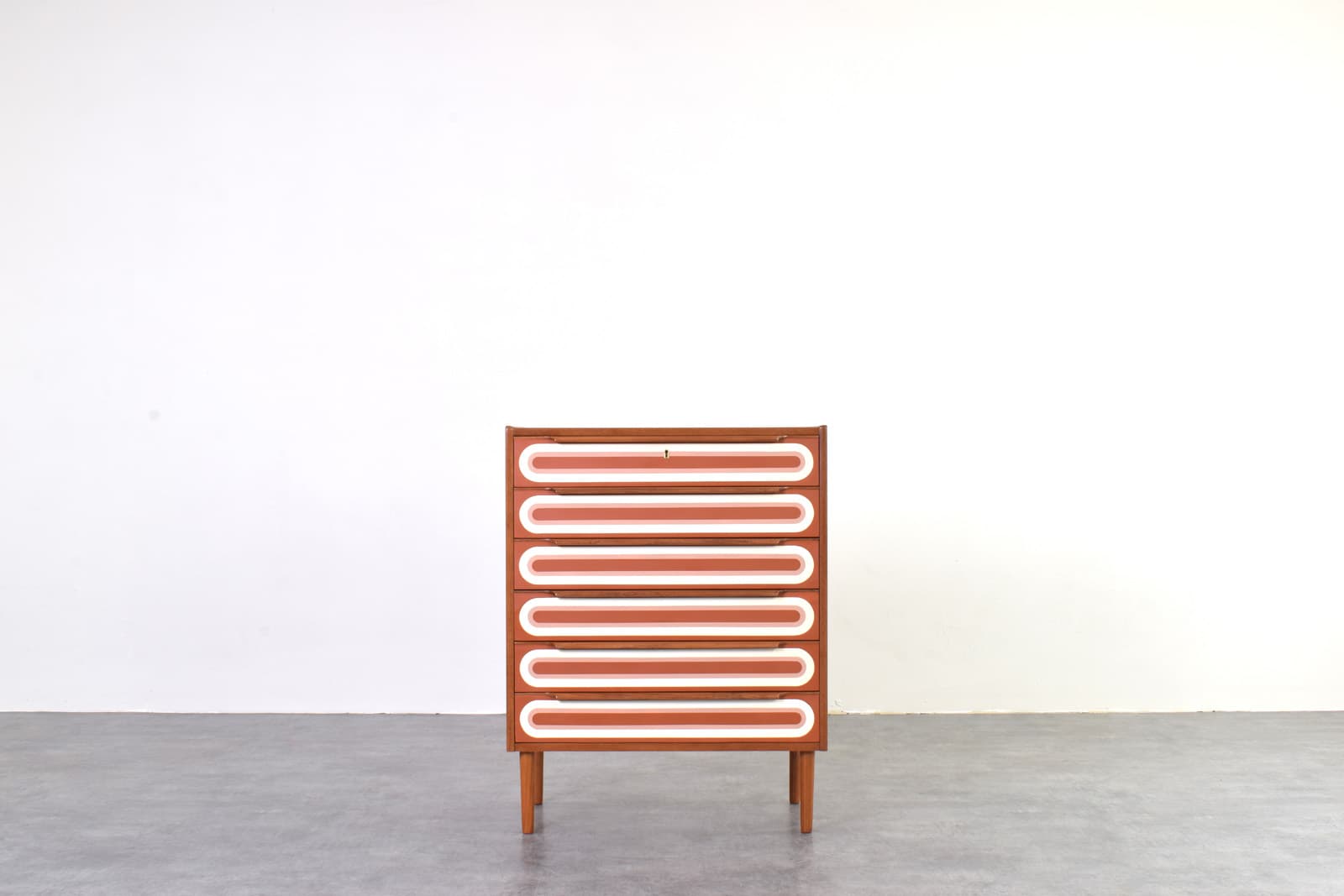 Komoda op-art, teak brązowy biały pomarańczowy, Dania, lata 60. - 353153
