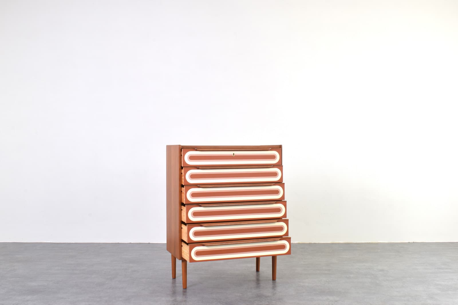 Komoda op-art, teak brązowy biały pomarańczowy, Dania, lata 60. - 353158